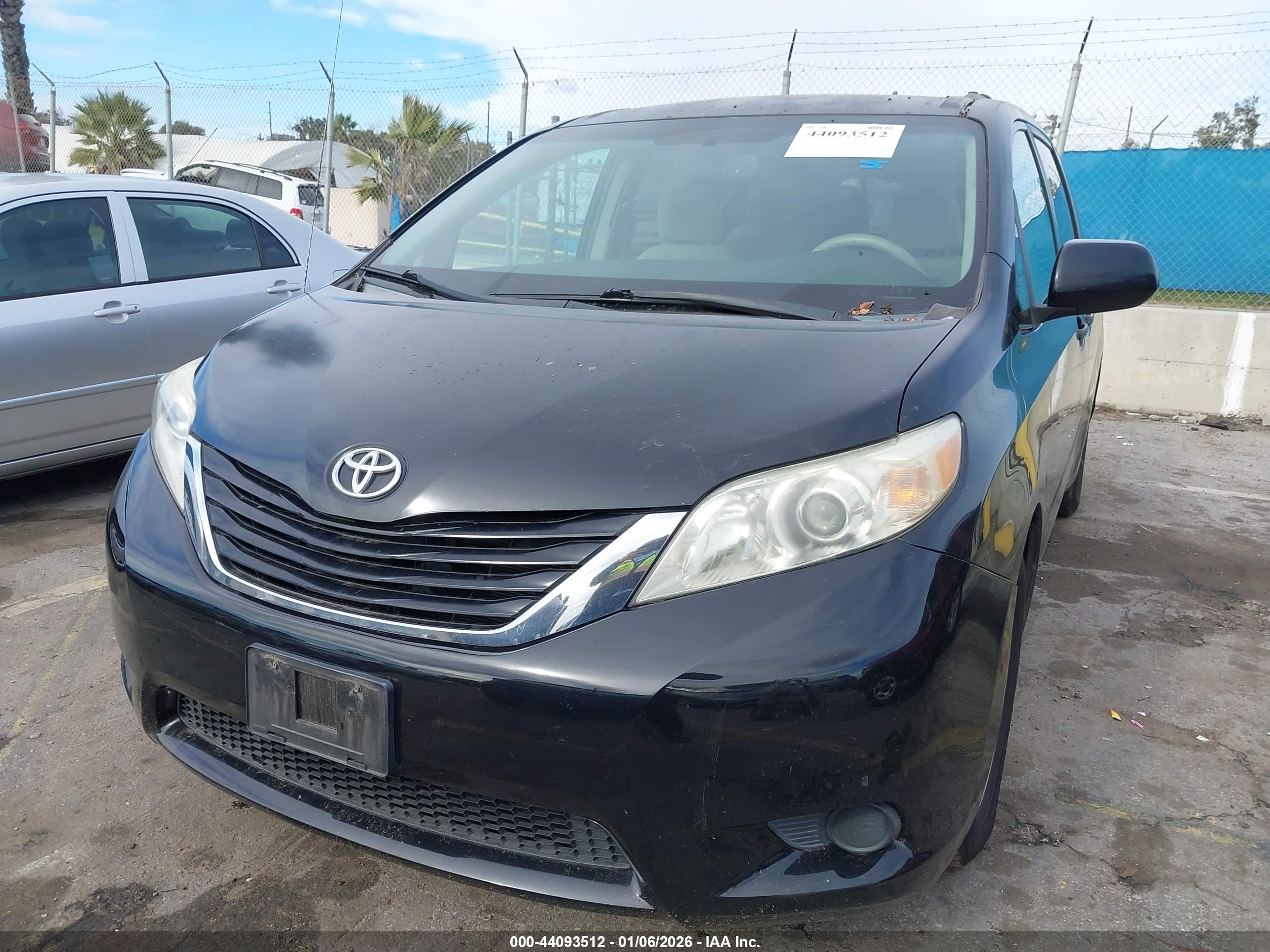 TOYOTA SIENNA image 6