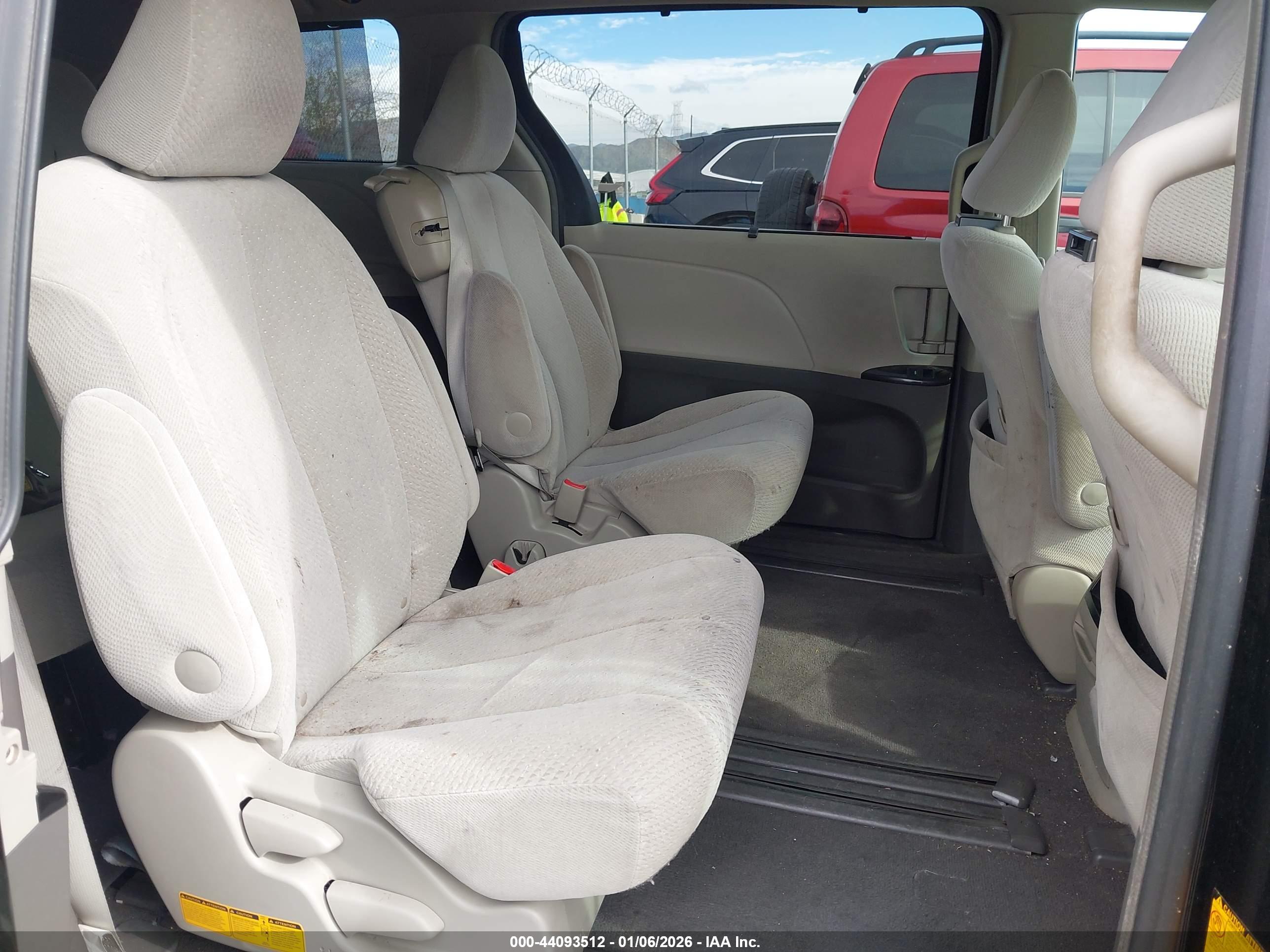 TOYOTA SIENNA image 8