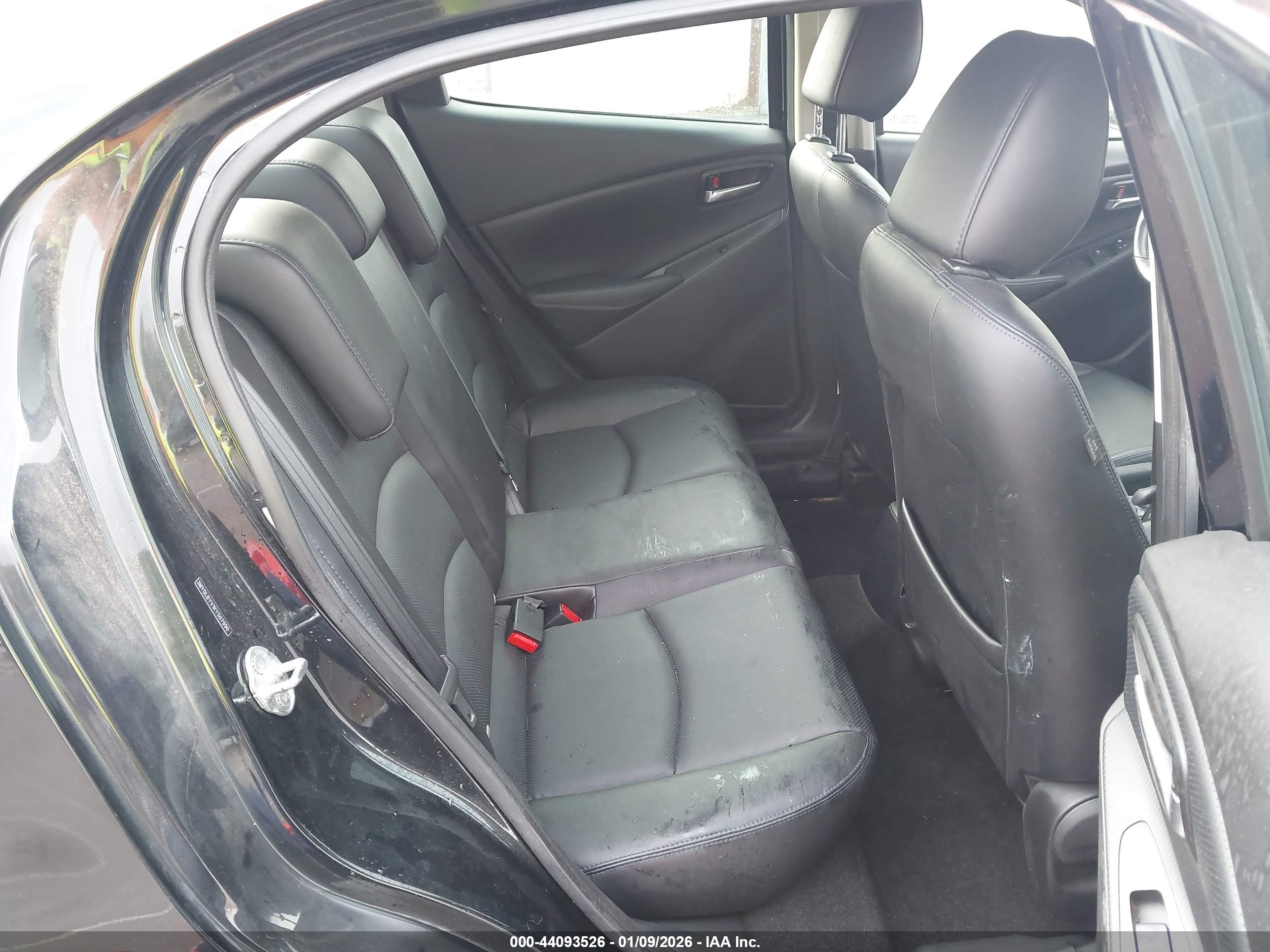 TOYOTA YARIS image 8