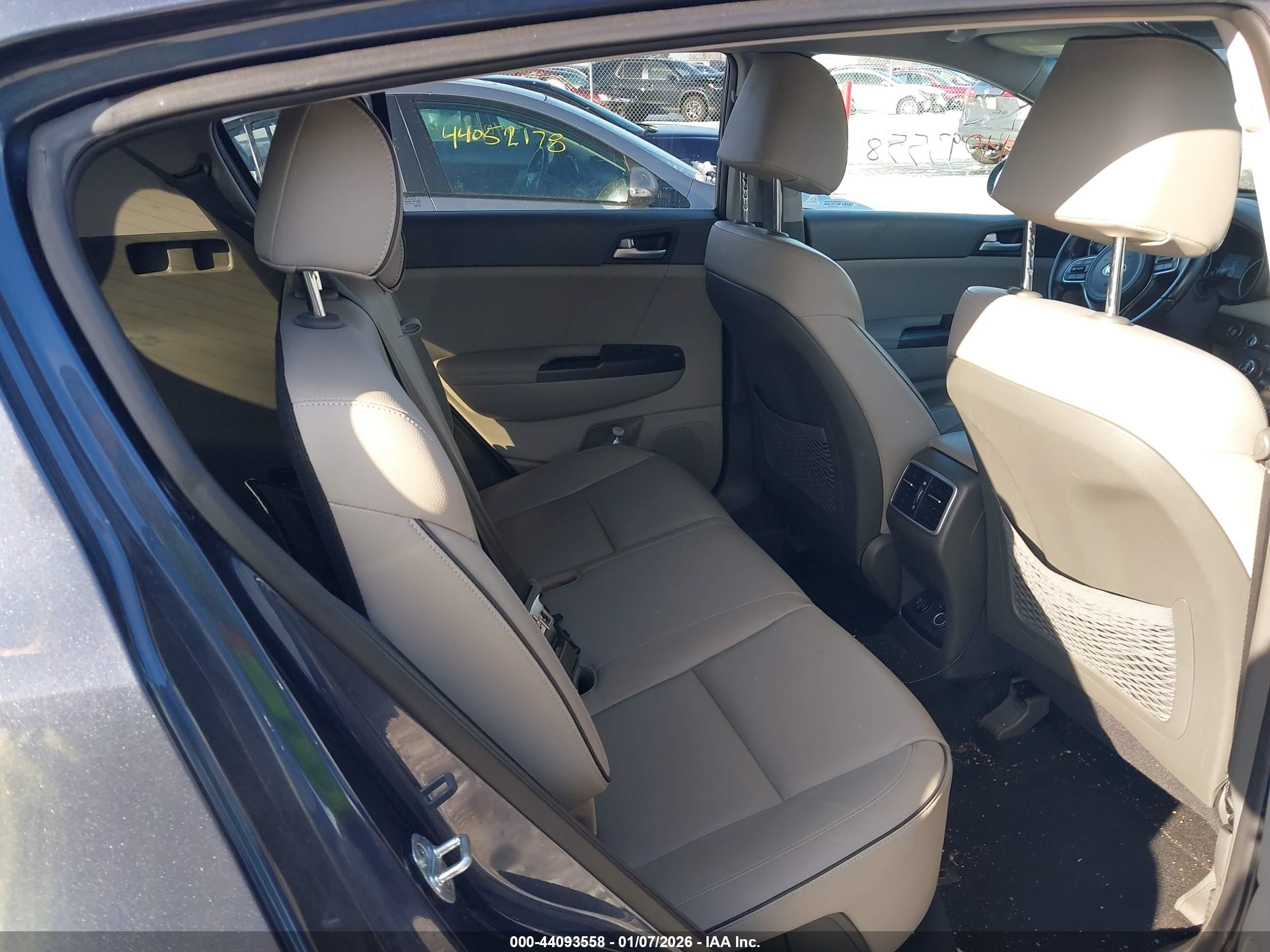 KIA SPORTAGE image 8