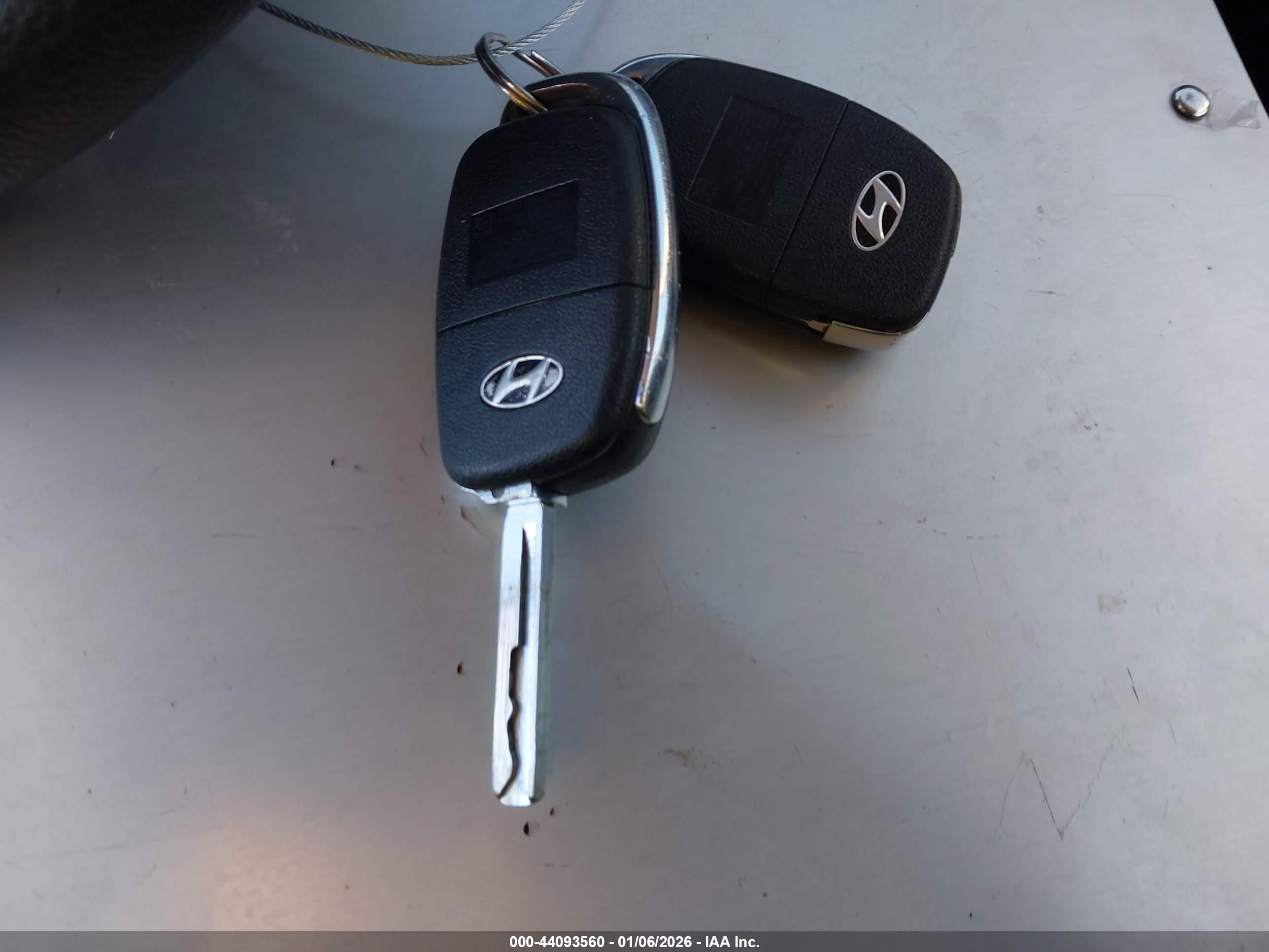 HYUNDAI SANTA image 11