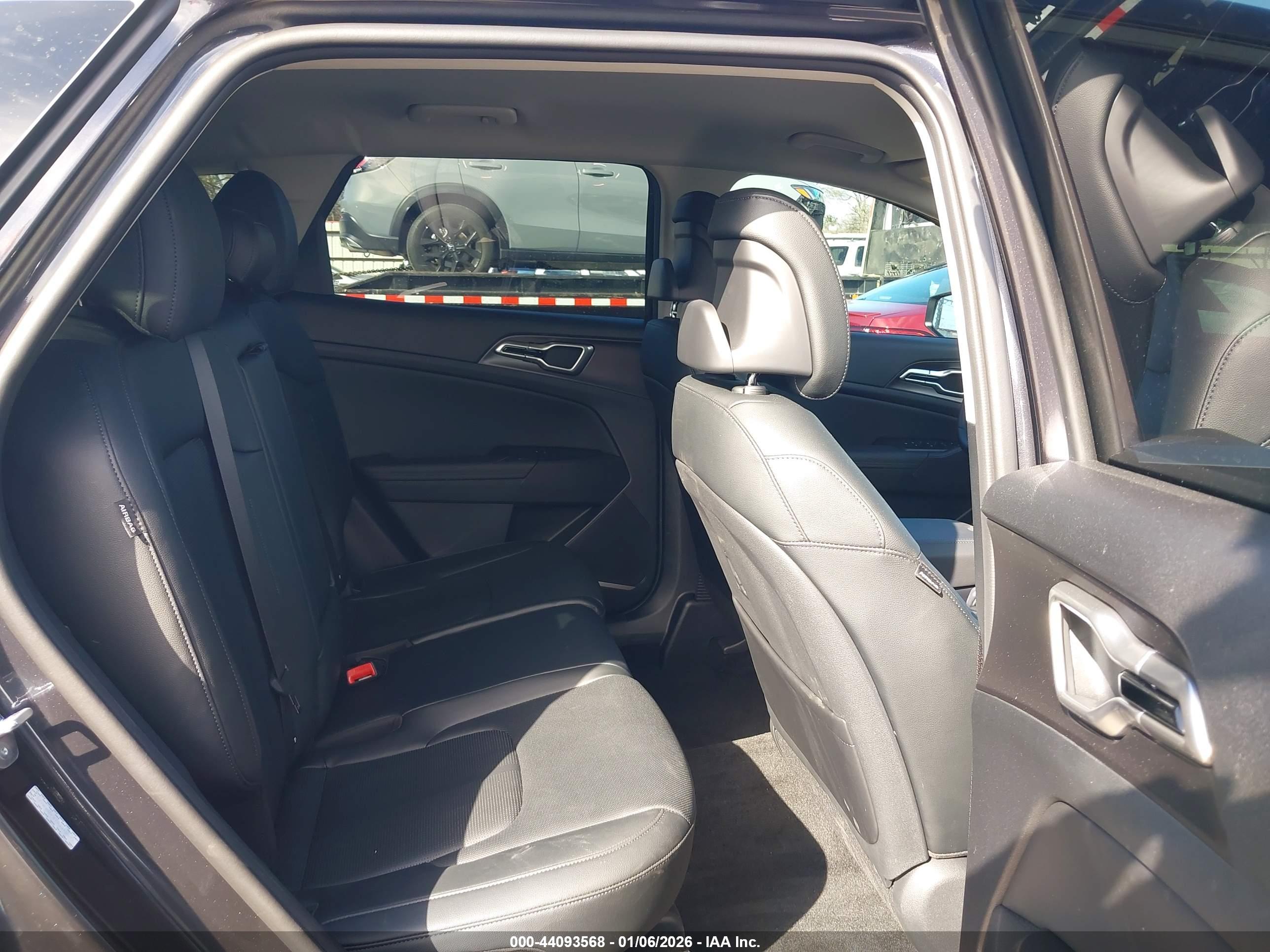 KIA SPORTAGE image 8