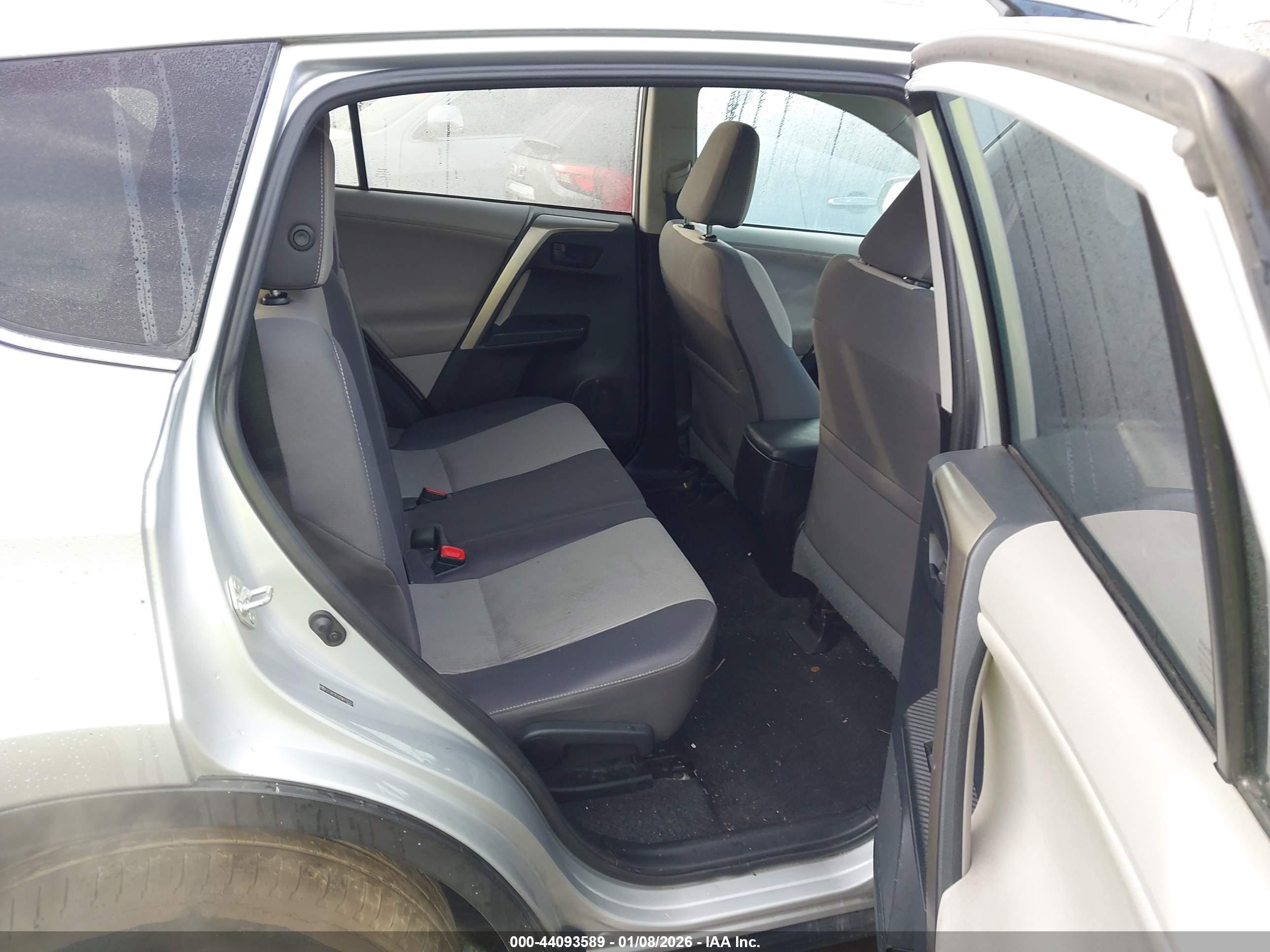 TOYOTA RAV4 image 8