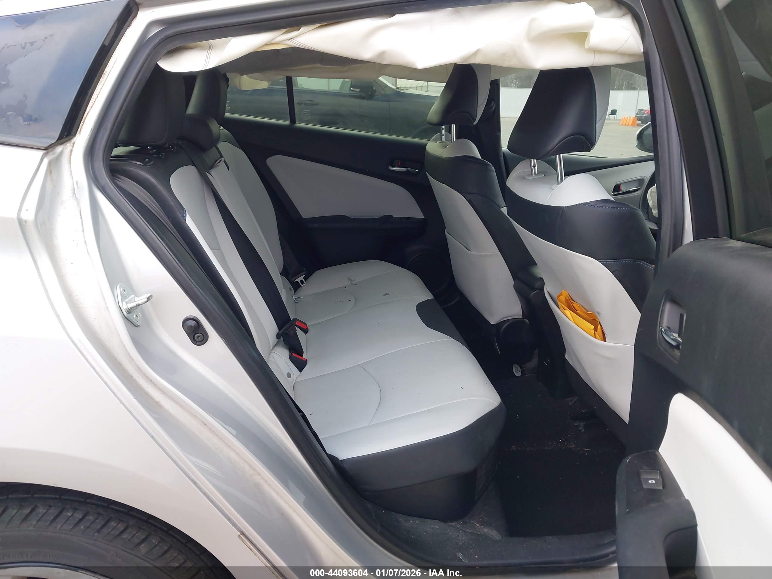 TOYOTA PRIUS image 8