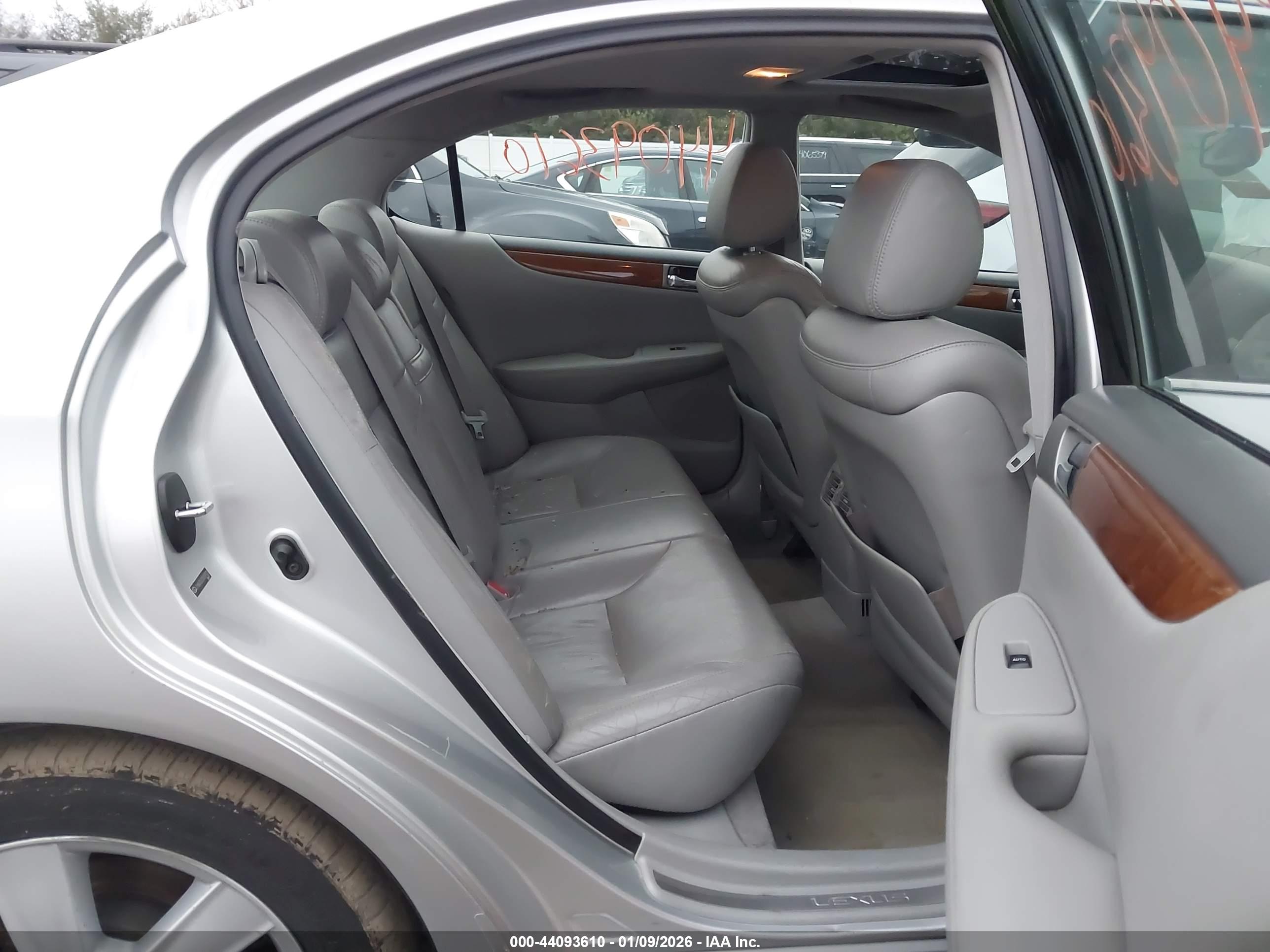 LEXUS ES image 8