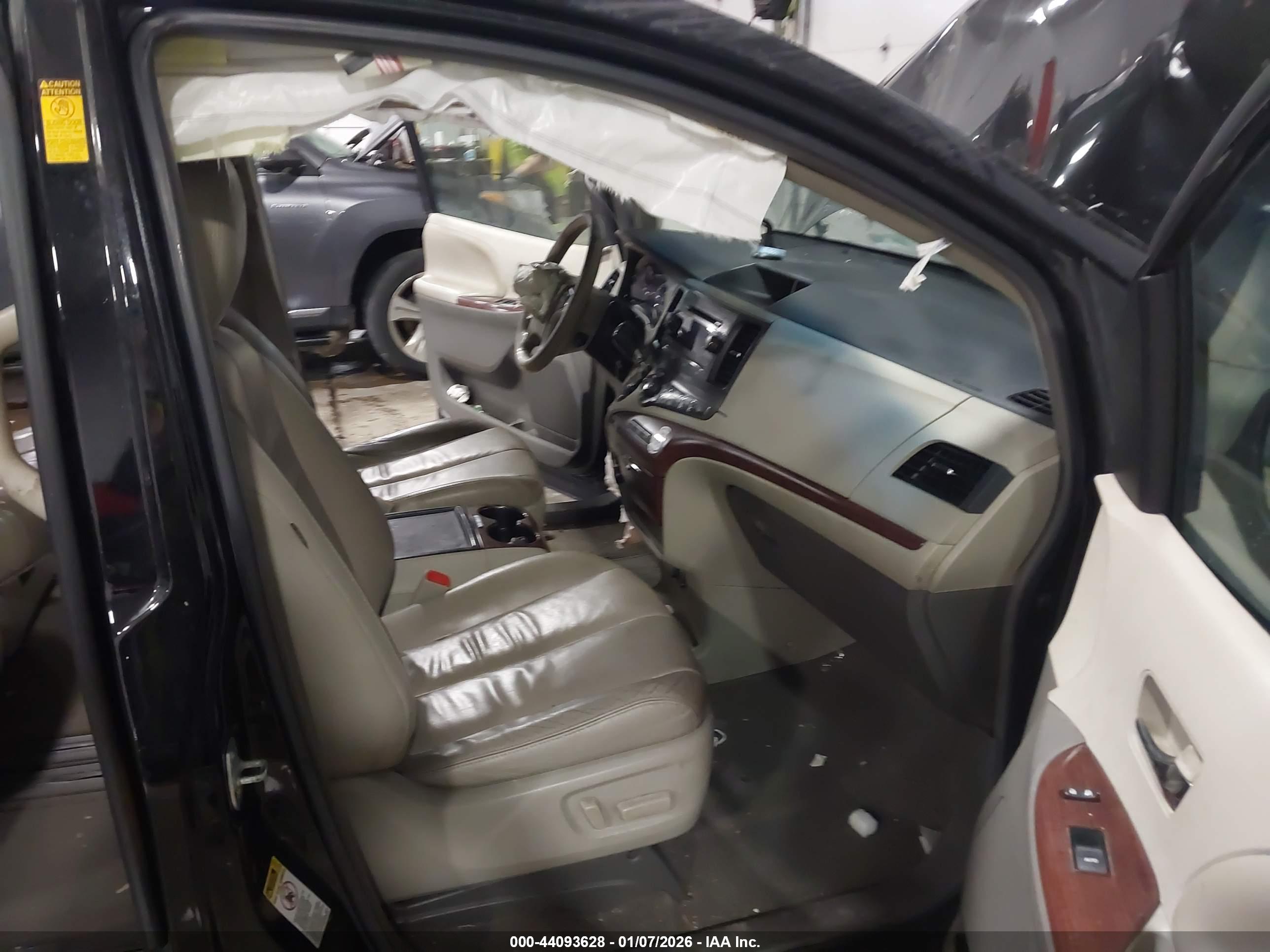TOYOTA SIENNA image 5