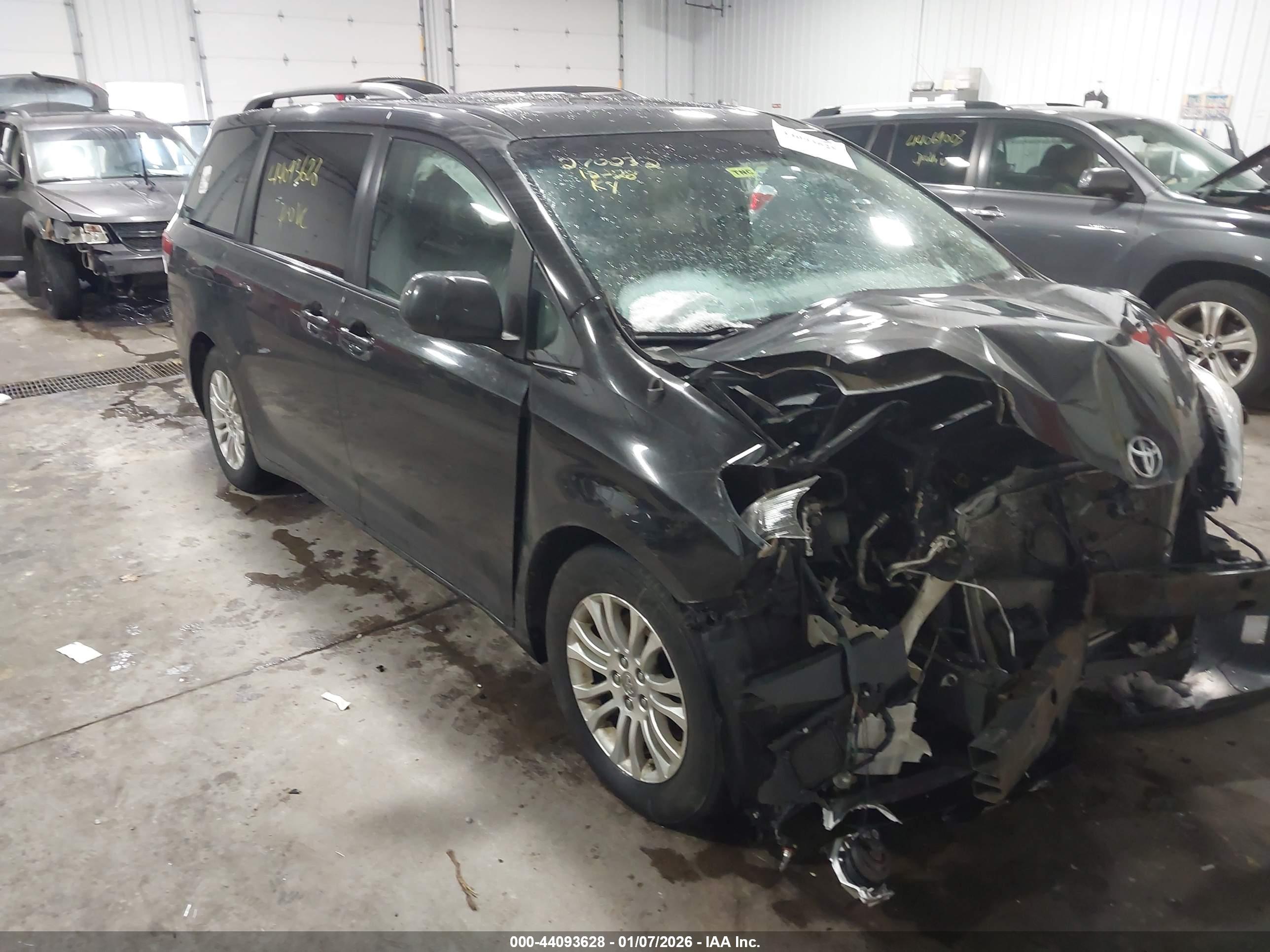 TOYOTA SIENNA image 6