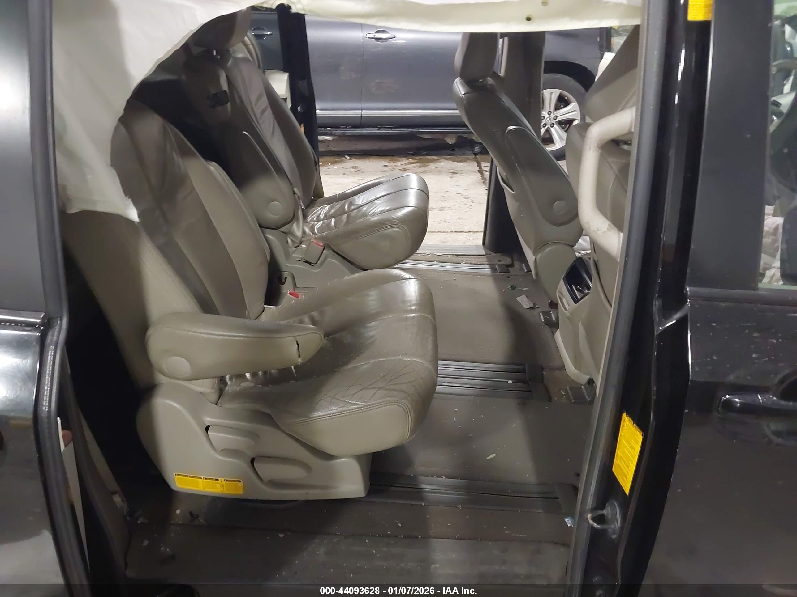 TOYOTA SIENNA image 8
