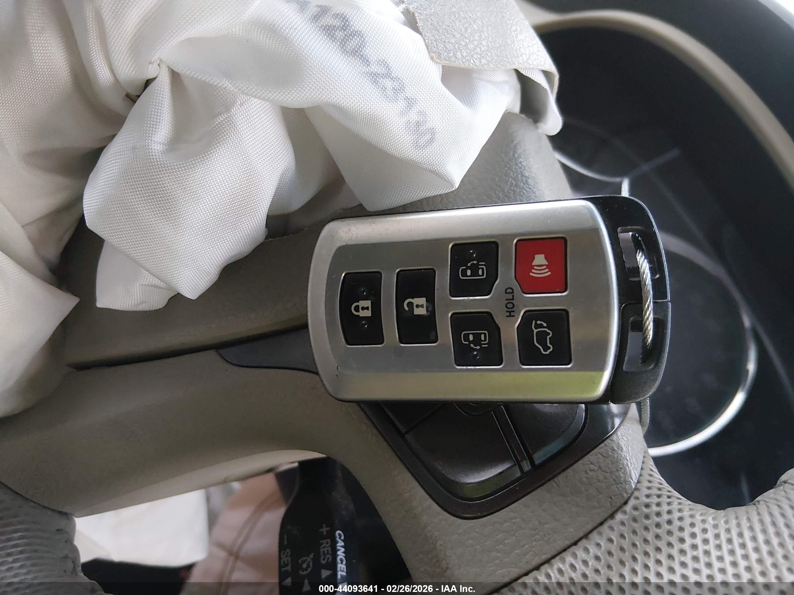 TOYOTA SIENNA image 11
