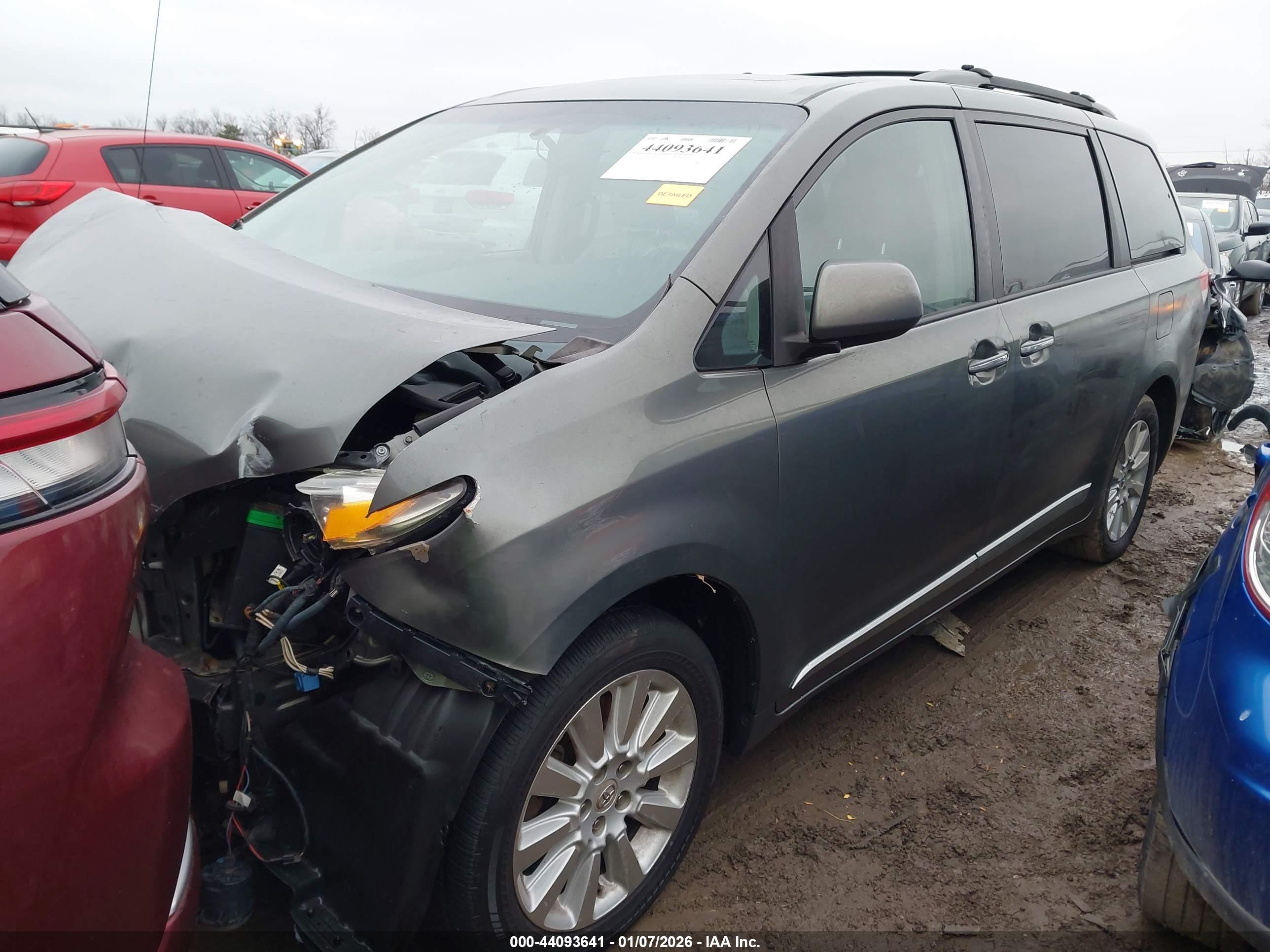TOYOTA SIENNA image 2