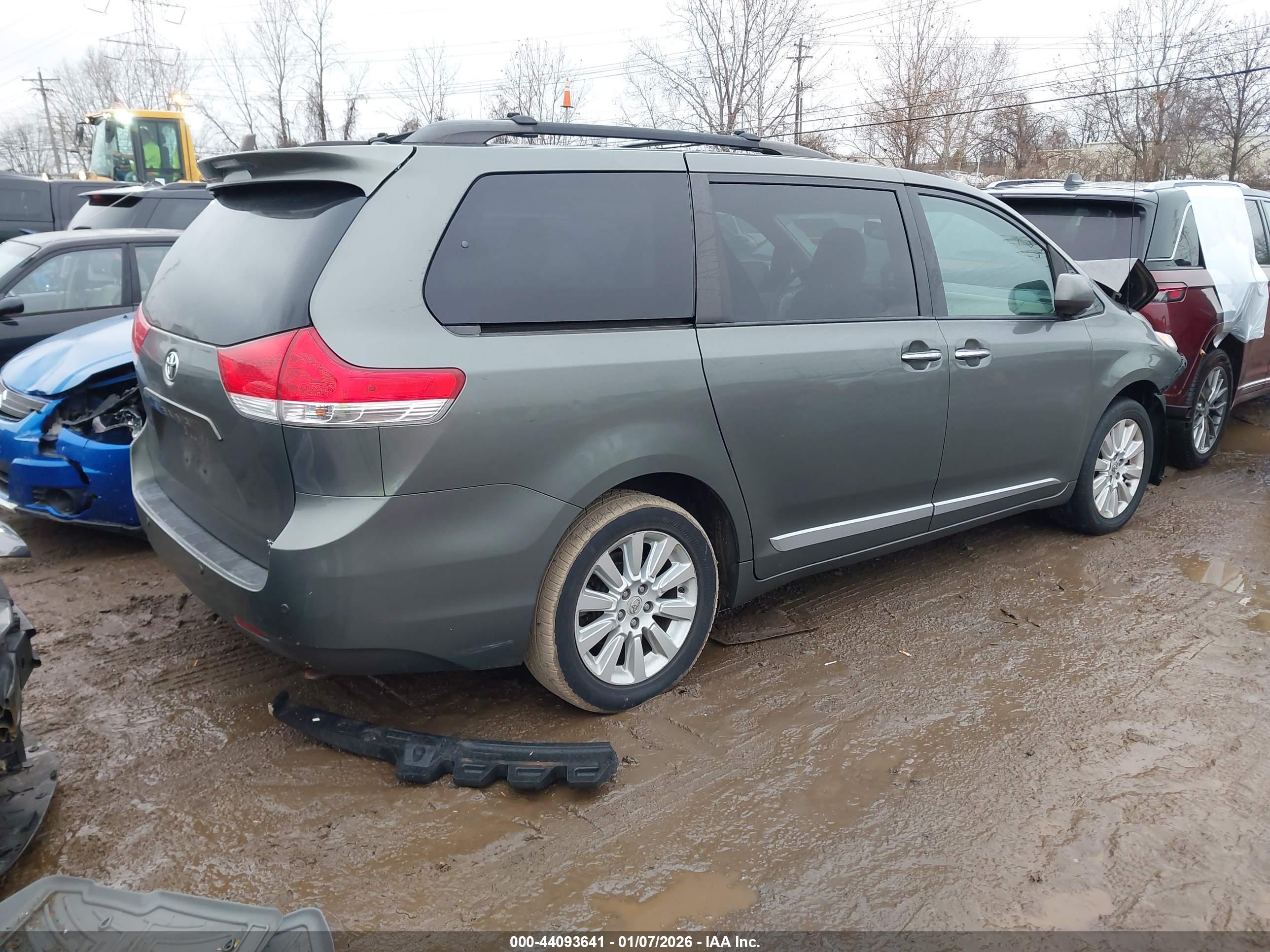 TOYOTA SIENNA image 4