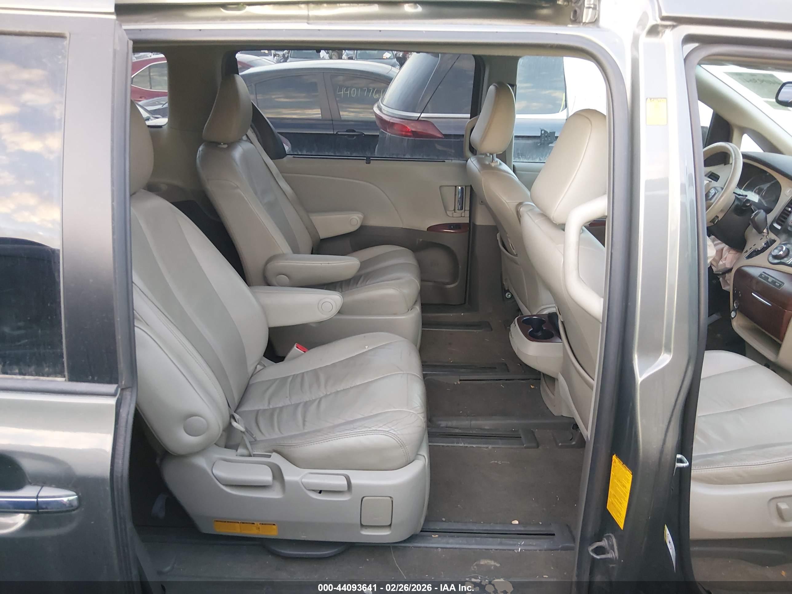 TOYOTA SIENNA image 8