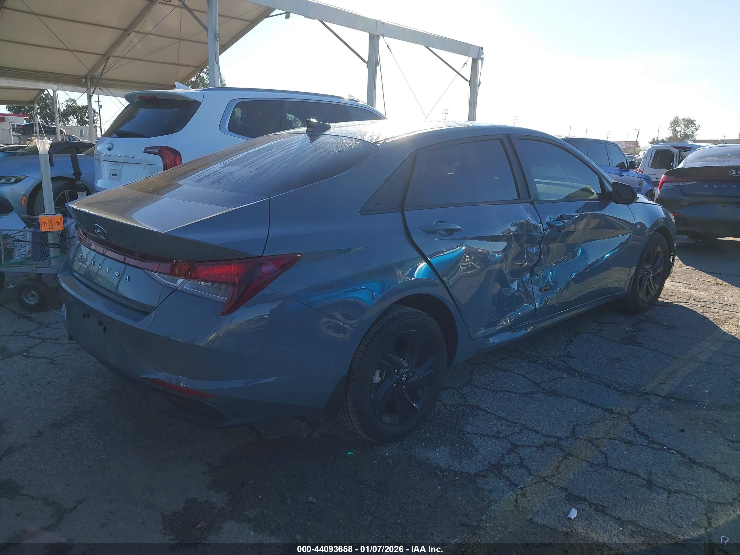 HYUNDAI ELANTRA image 4
