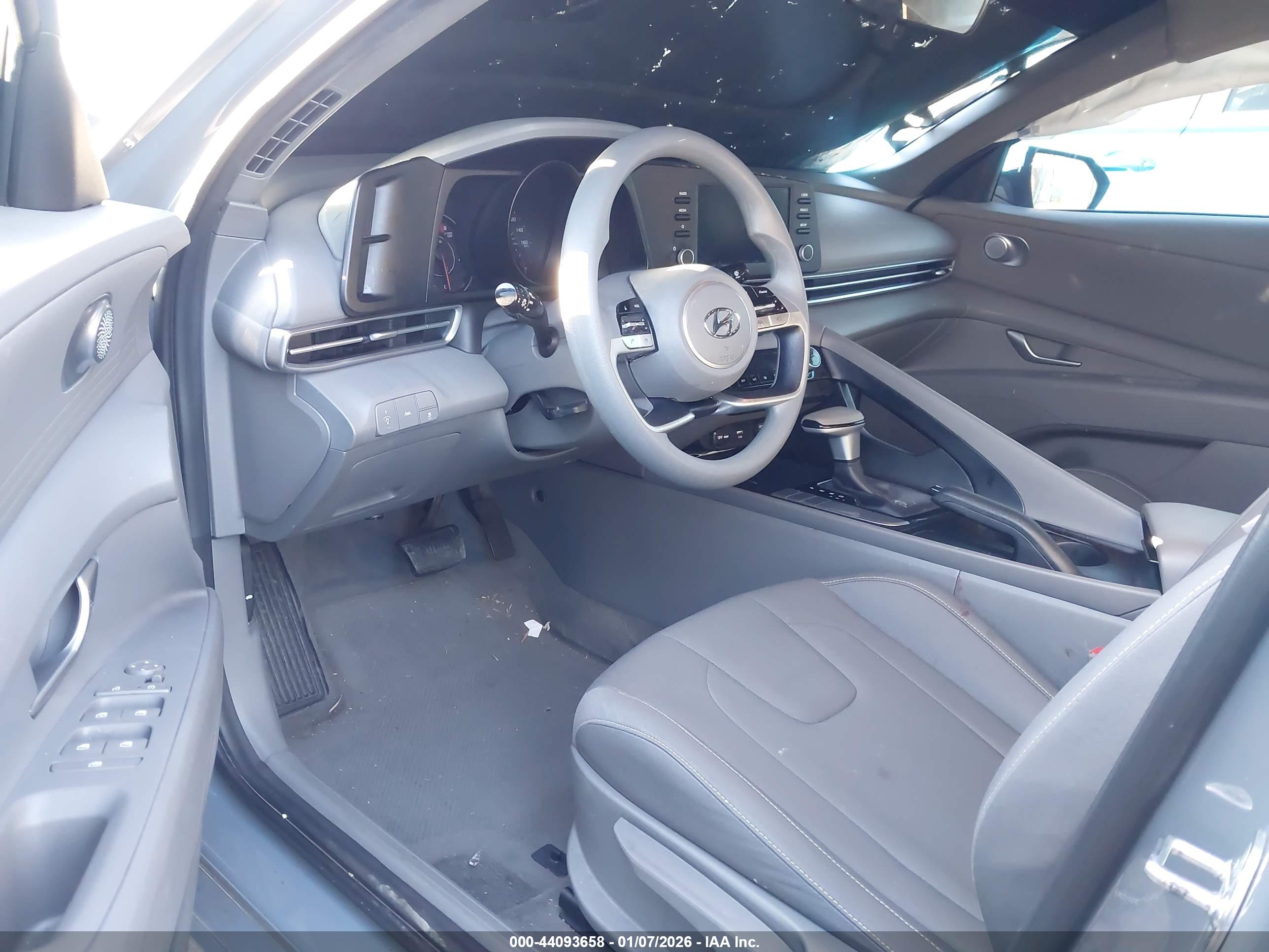 HYUNDAI ELANTRA image 5