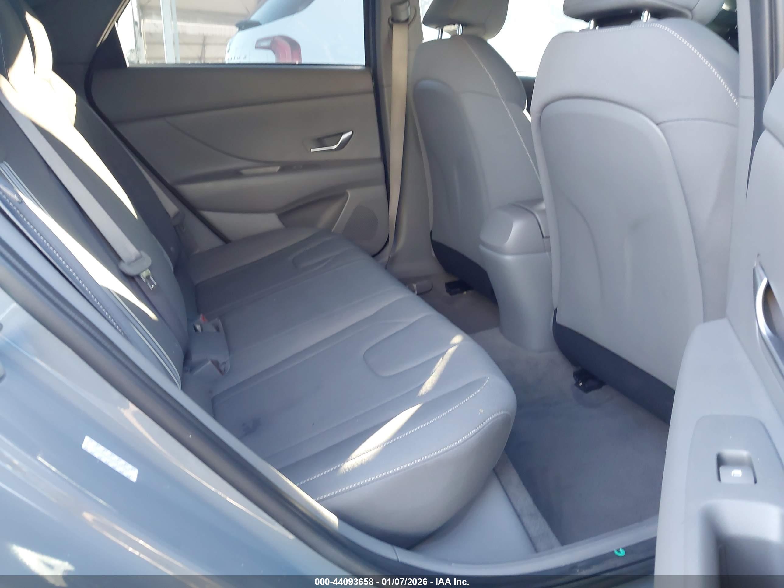 HYUNDAI ELANTRA image 8