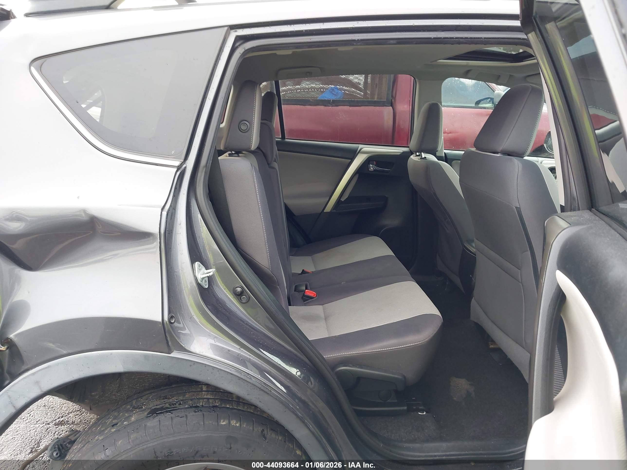 TOYOTA RAV4 image 8