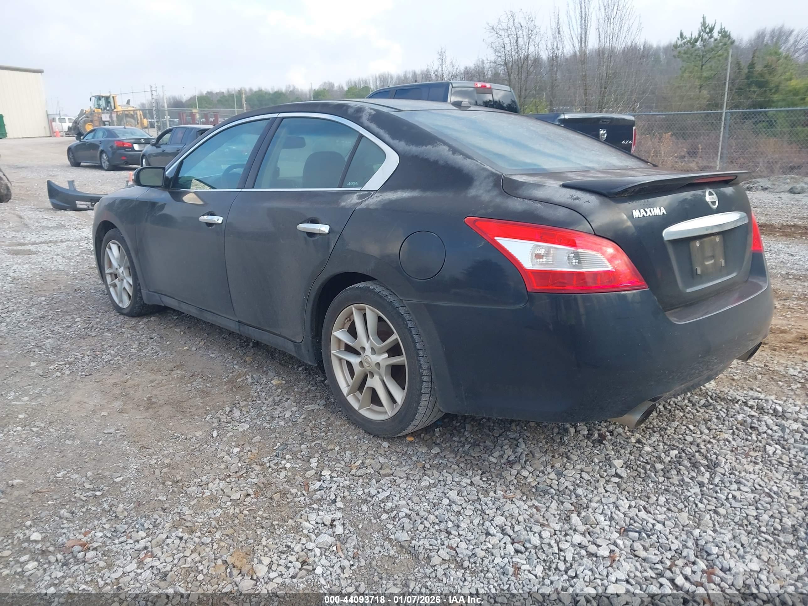 NISSAN MAXIMA image 3