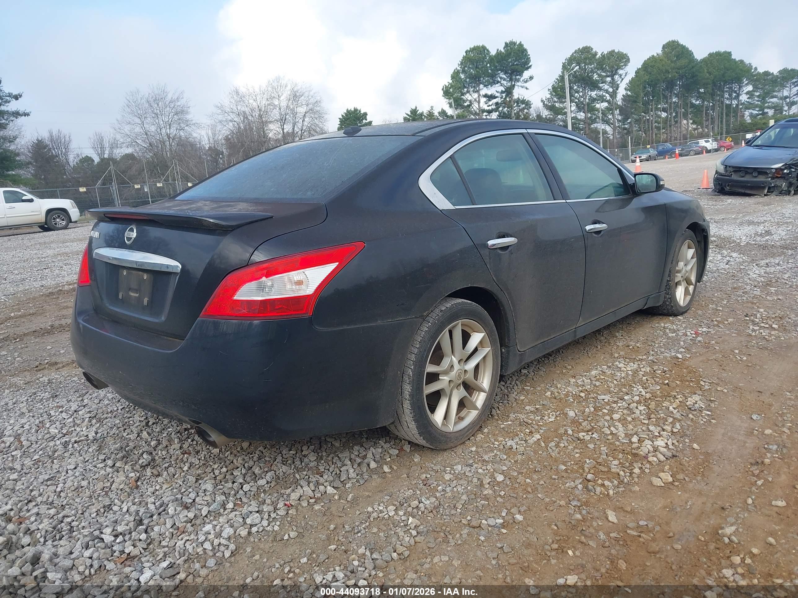 NISSAN MAXIMA image 4