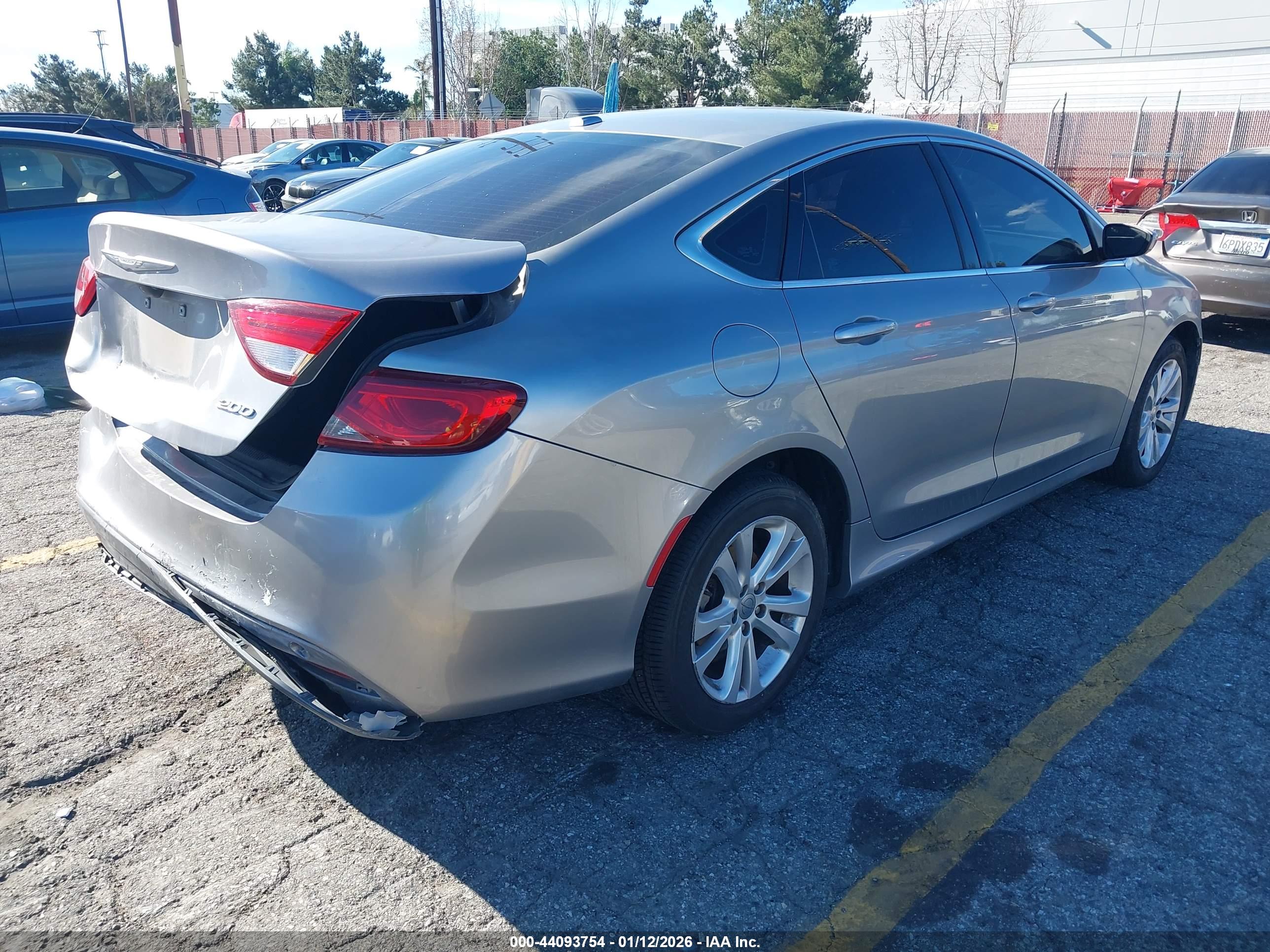 CHRYSLER 200 image 4