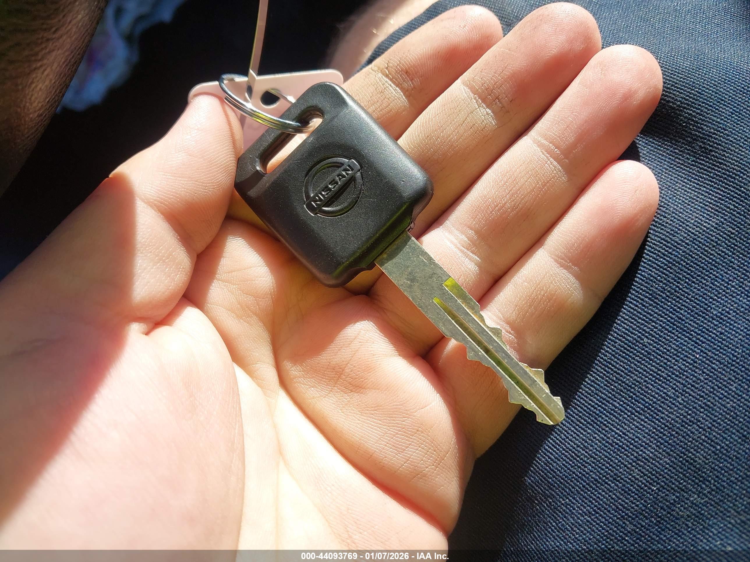 NISSAN VERSA image 11
