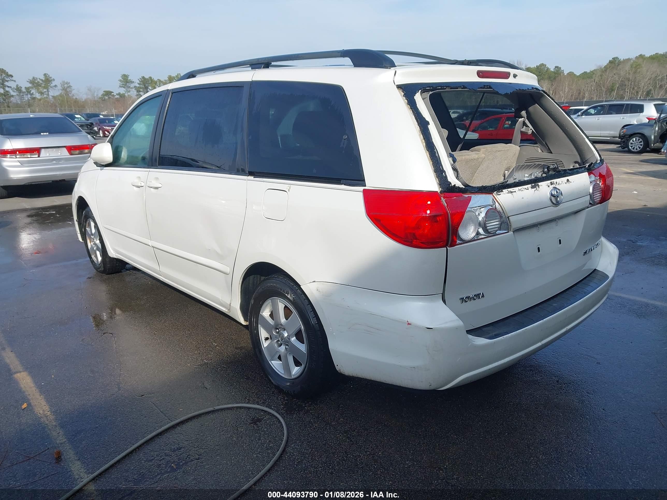 TOYOTA SIENNA image 3
