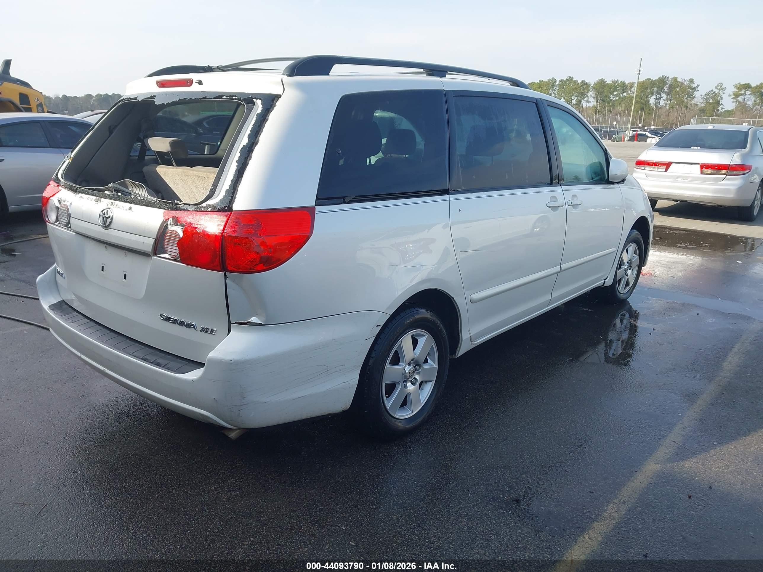 TOYOTA SIENNA image 4