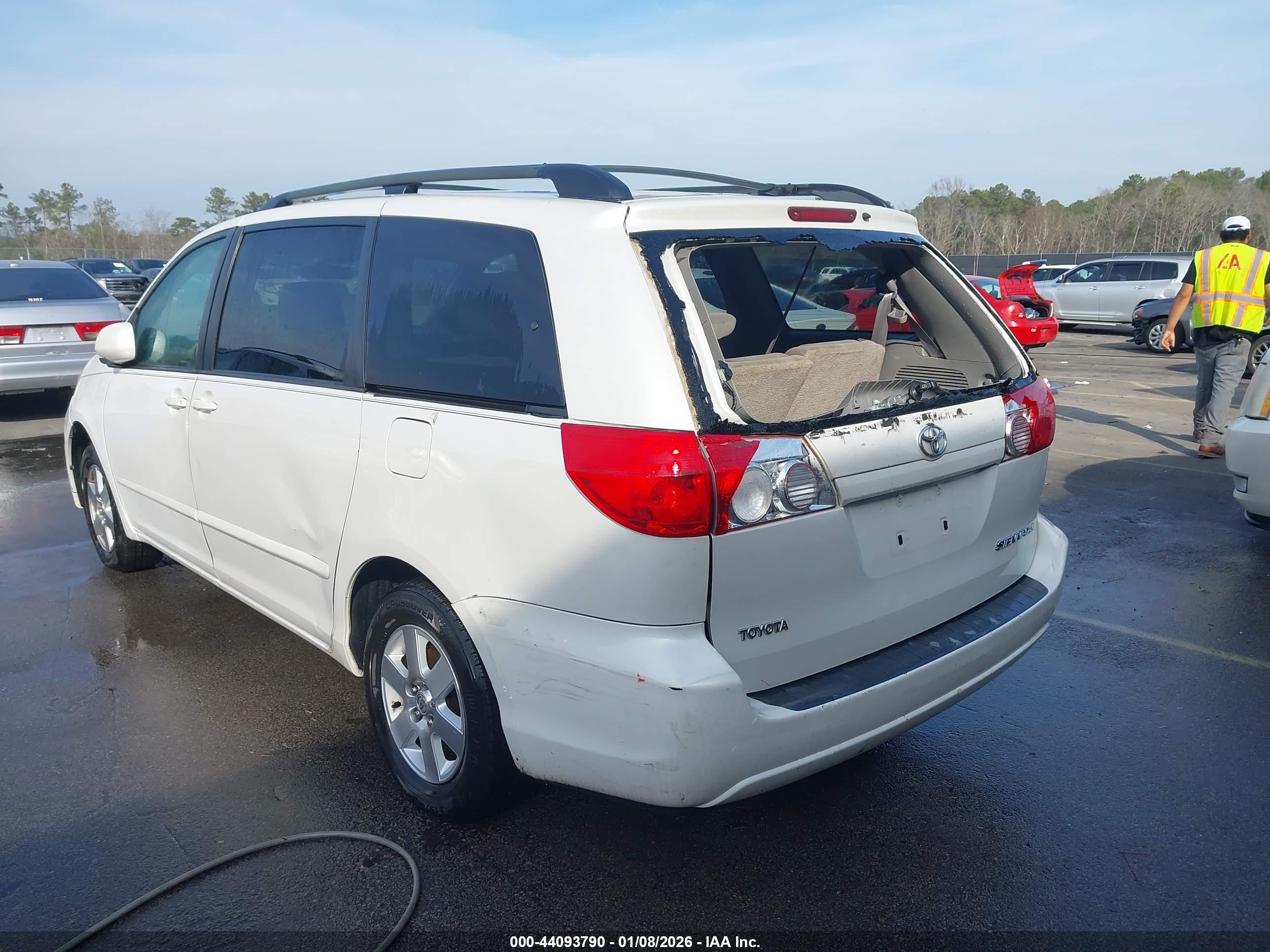 TOYOTA SIENNA image 6