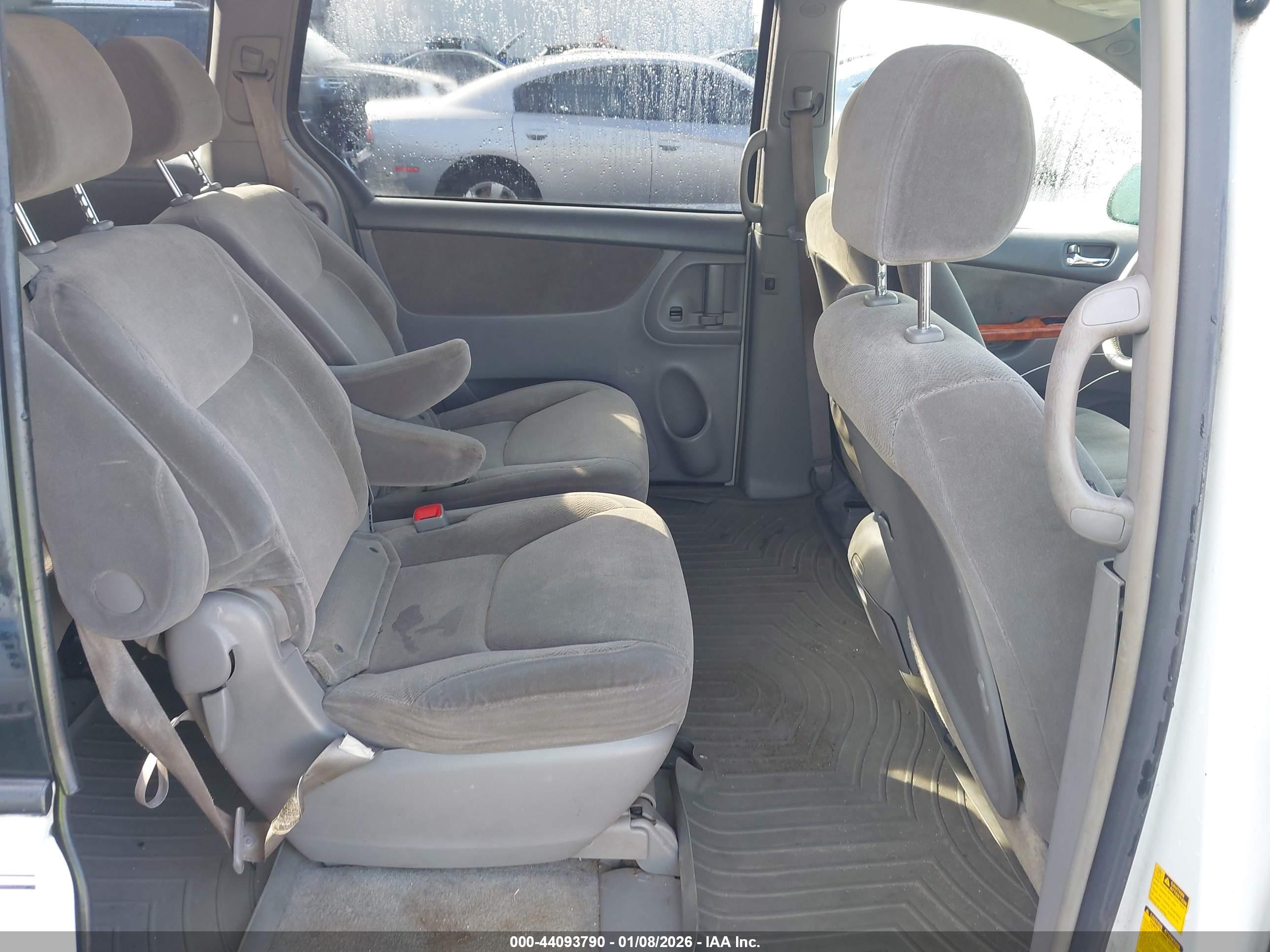 TOYOTA SIENNA image 8