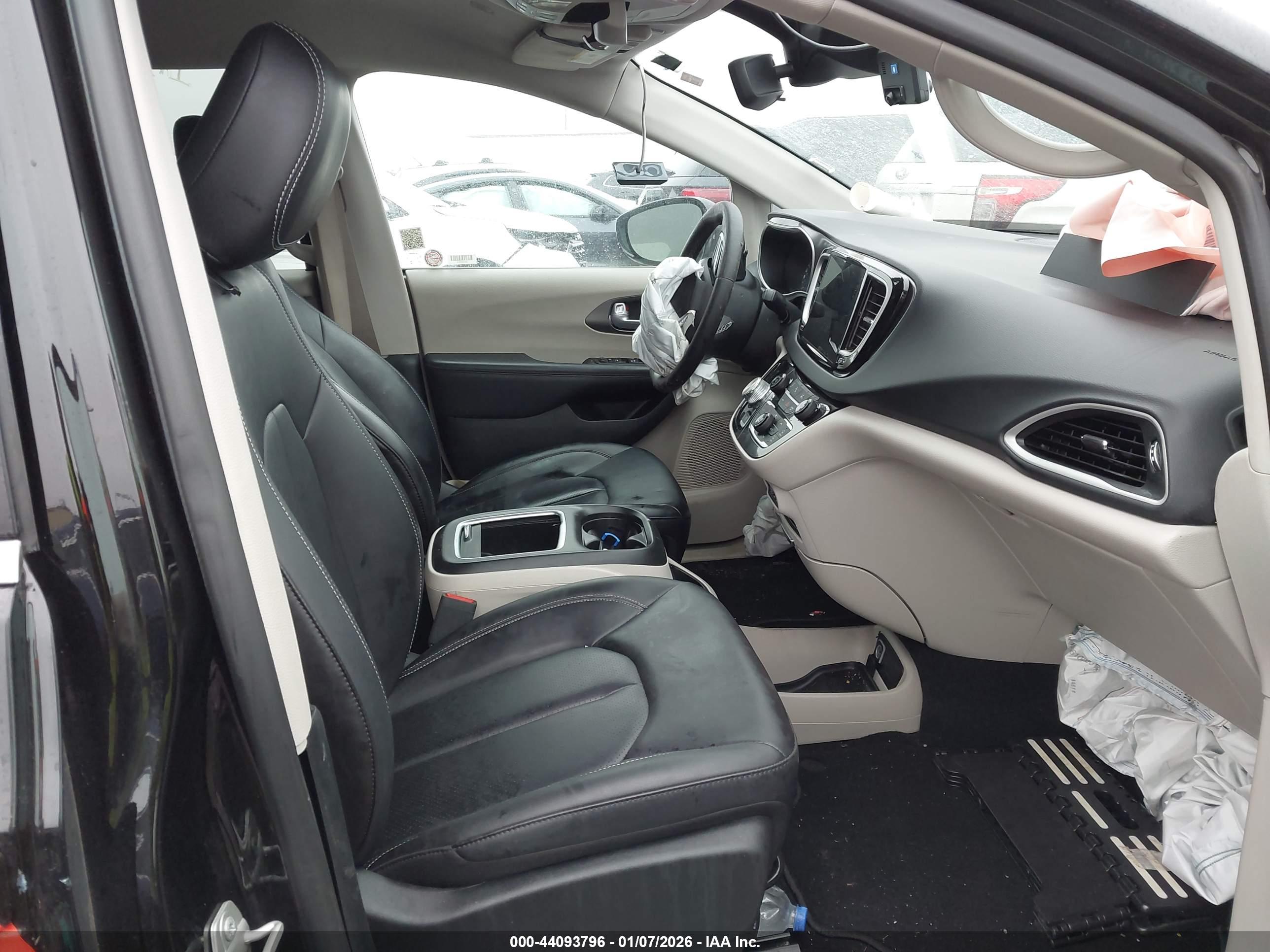 CHRYSLER PACIFICA image 5