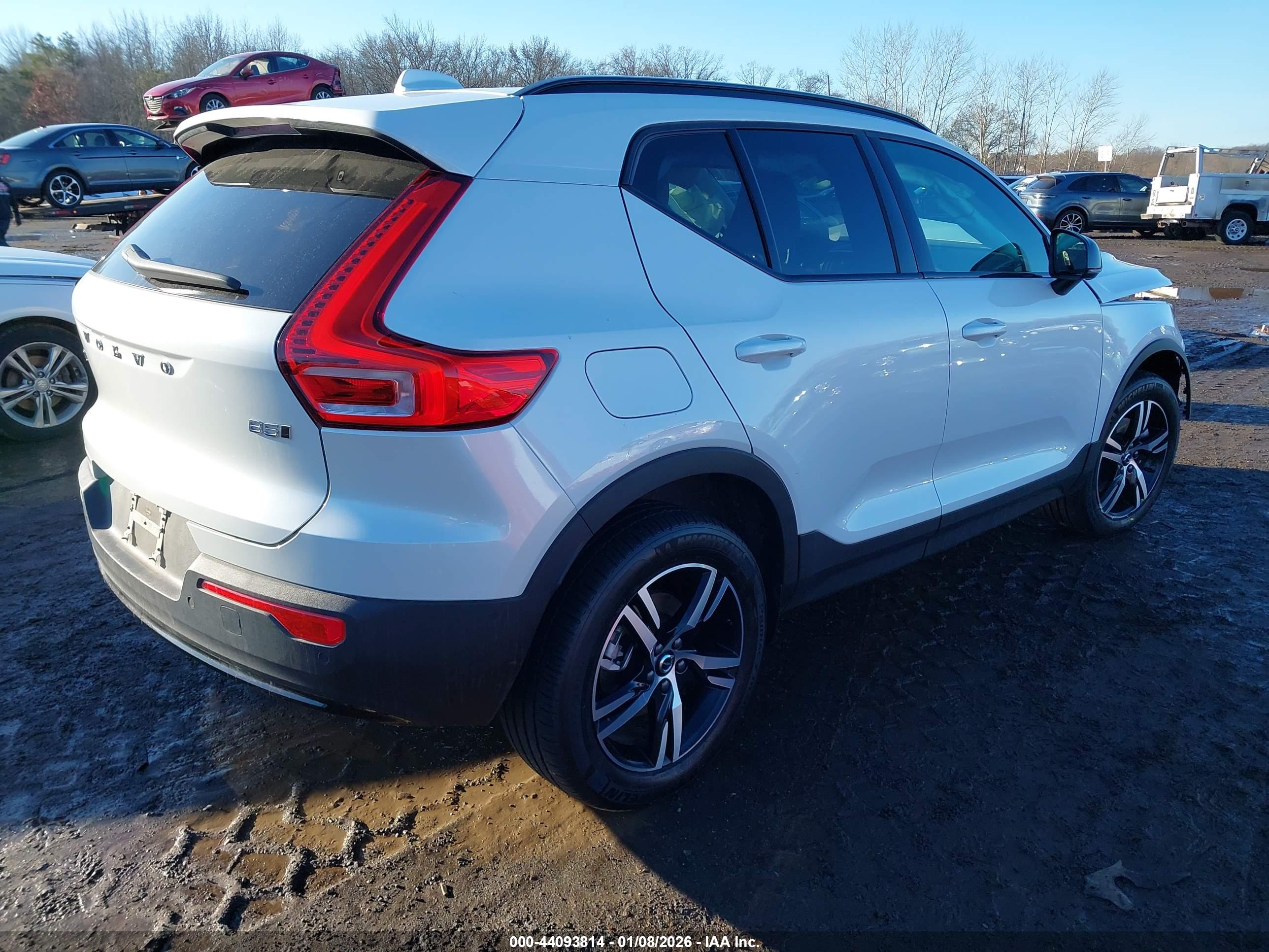 VOLVO XC40 image 4