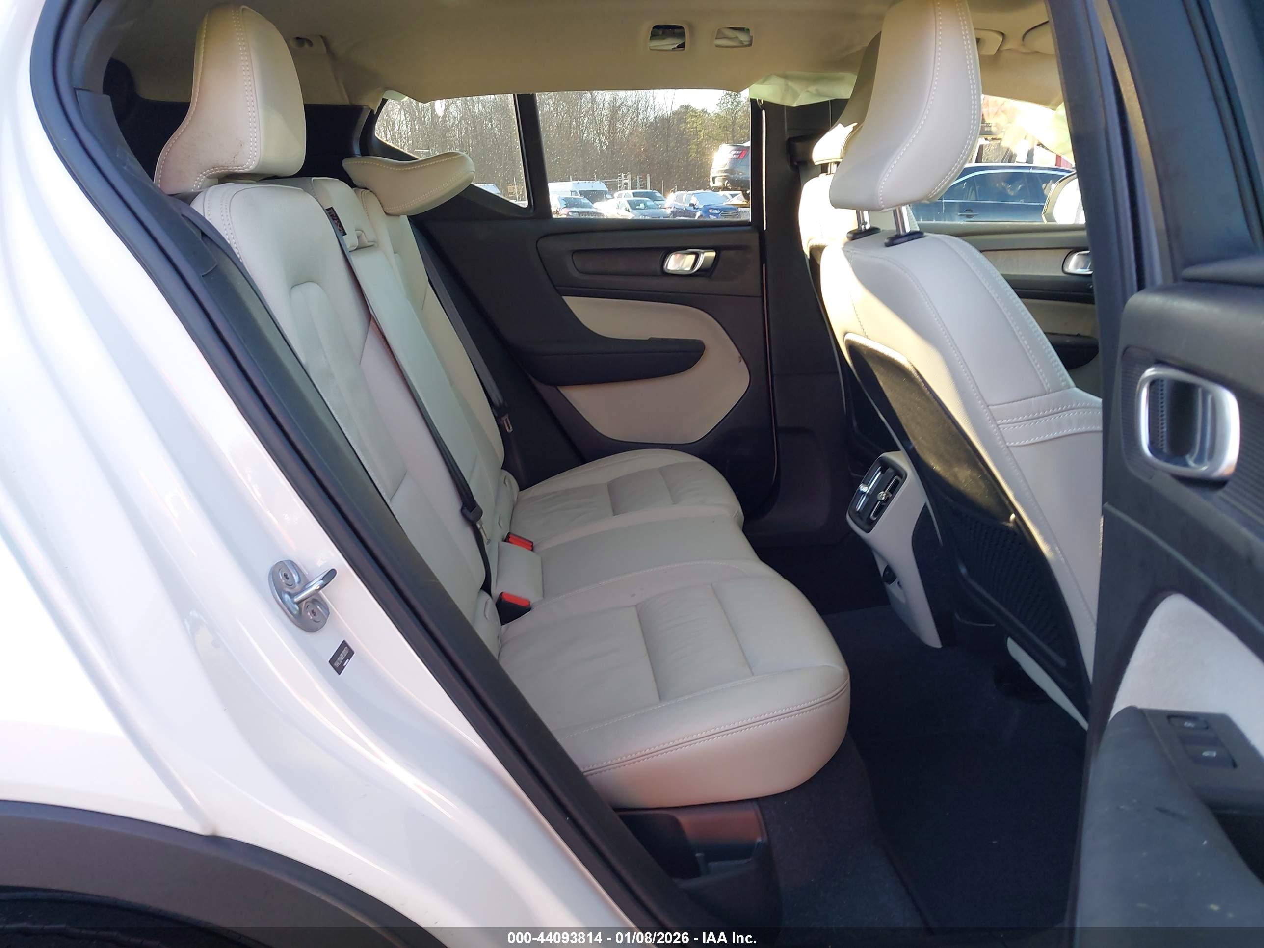 VOLVO XC40 image 8