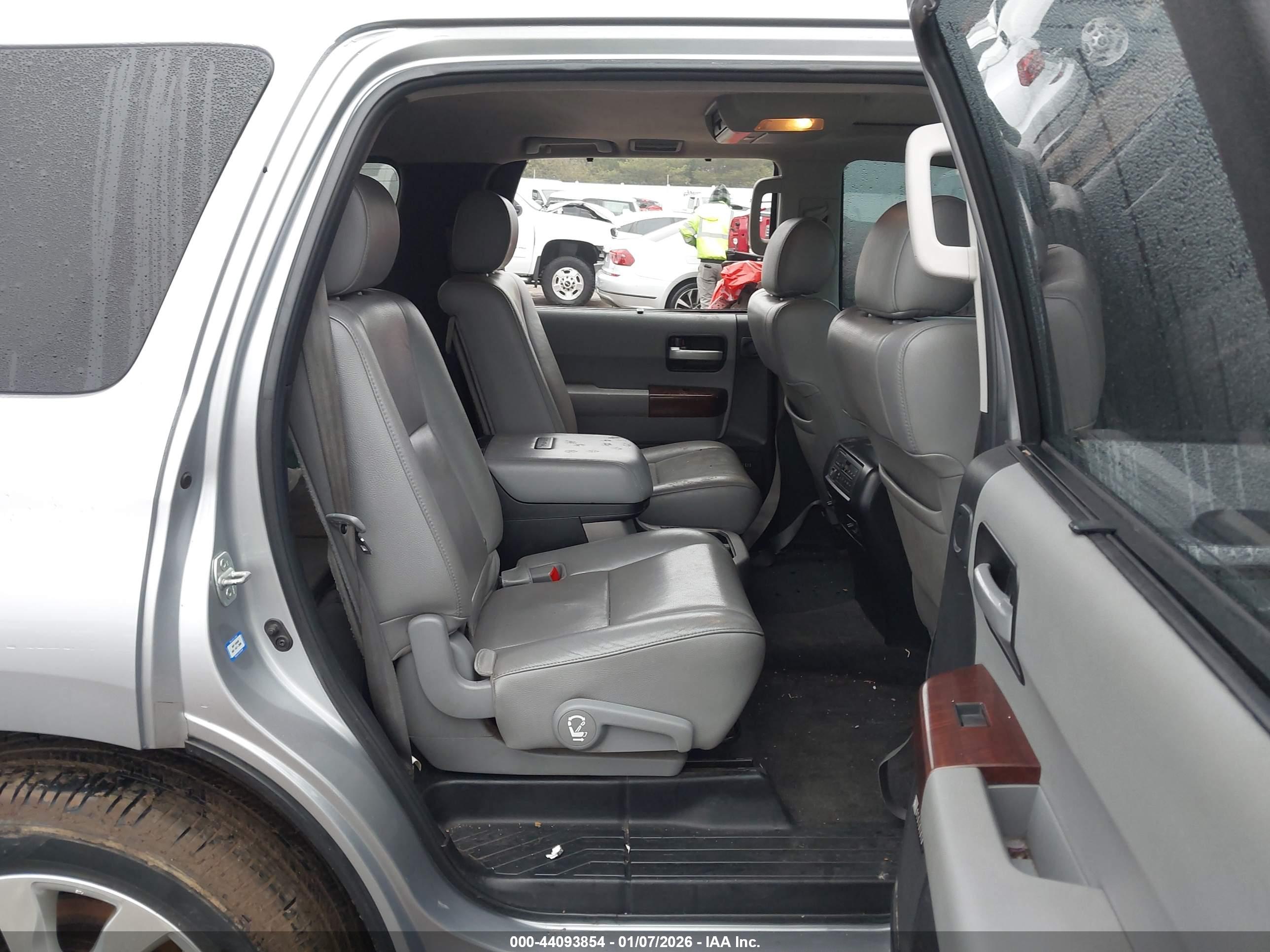 TOYOTA SEQUOIA image 8