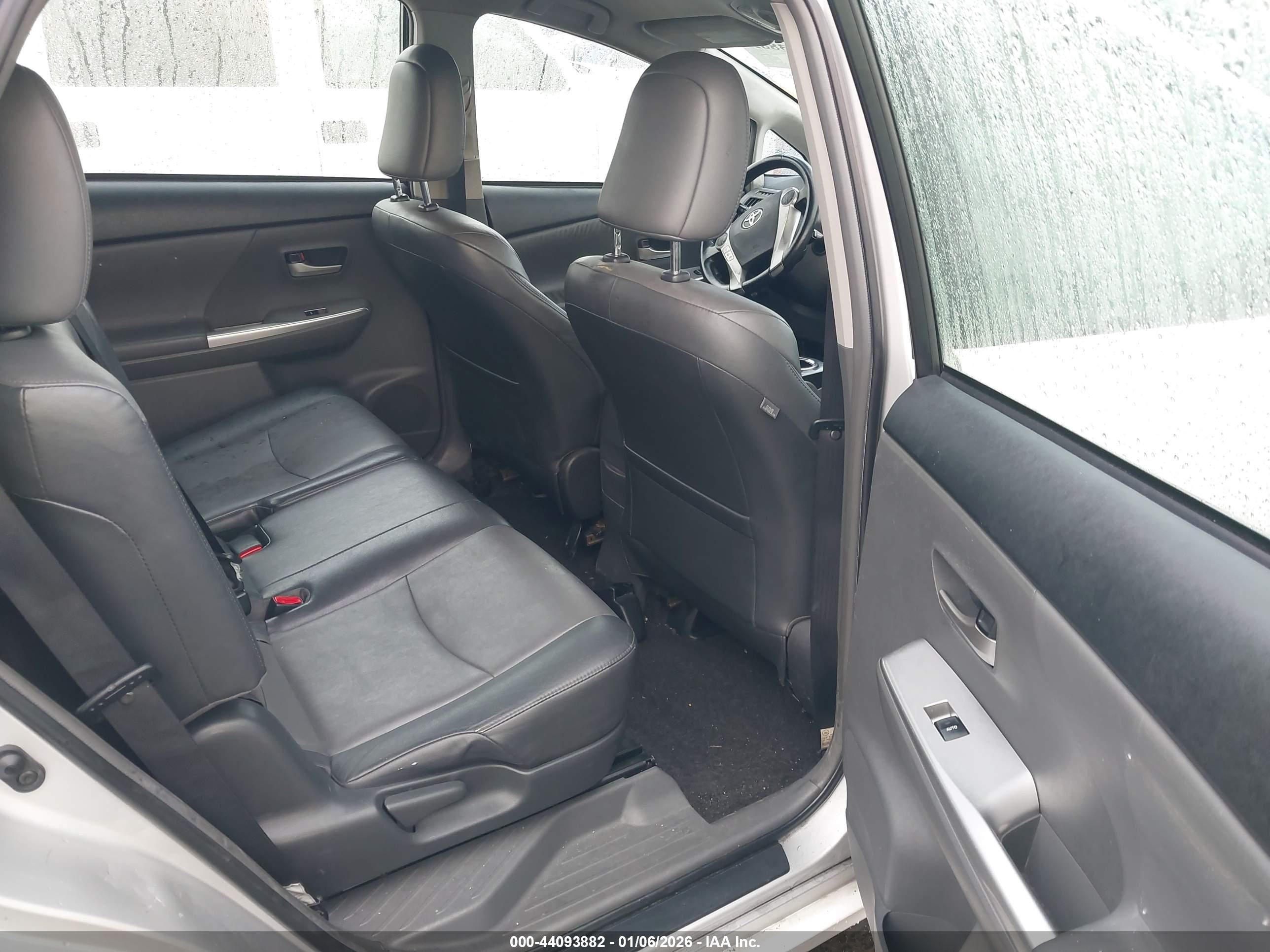 TOYOTA PRIUS image 8