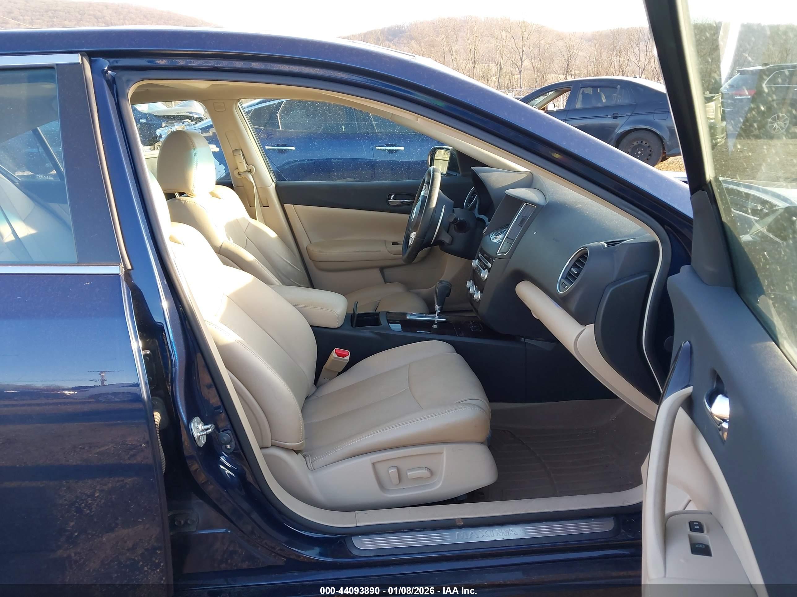 NISSAN MAXIMA image 5