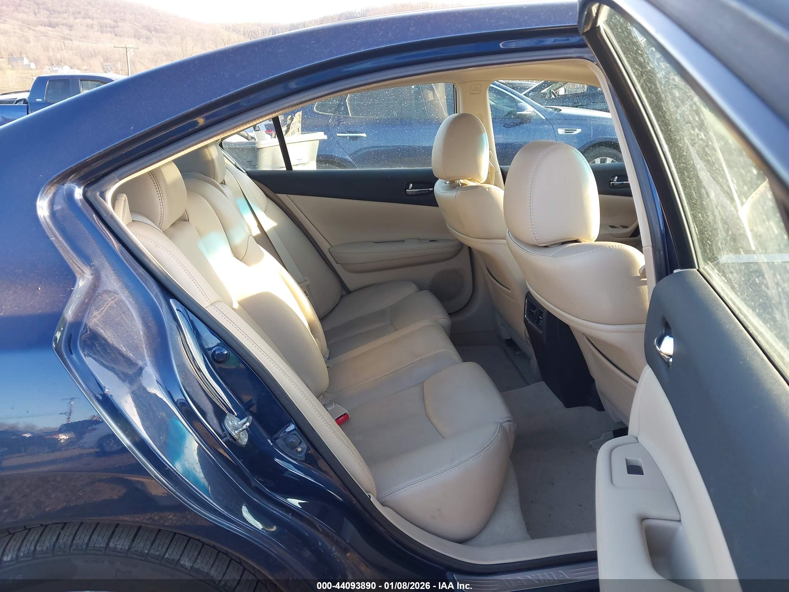 NISSAN MAXIMA image 8
