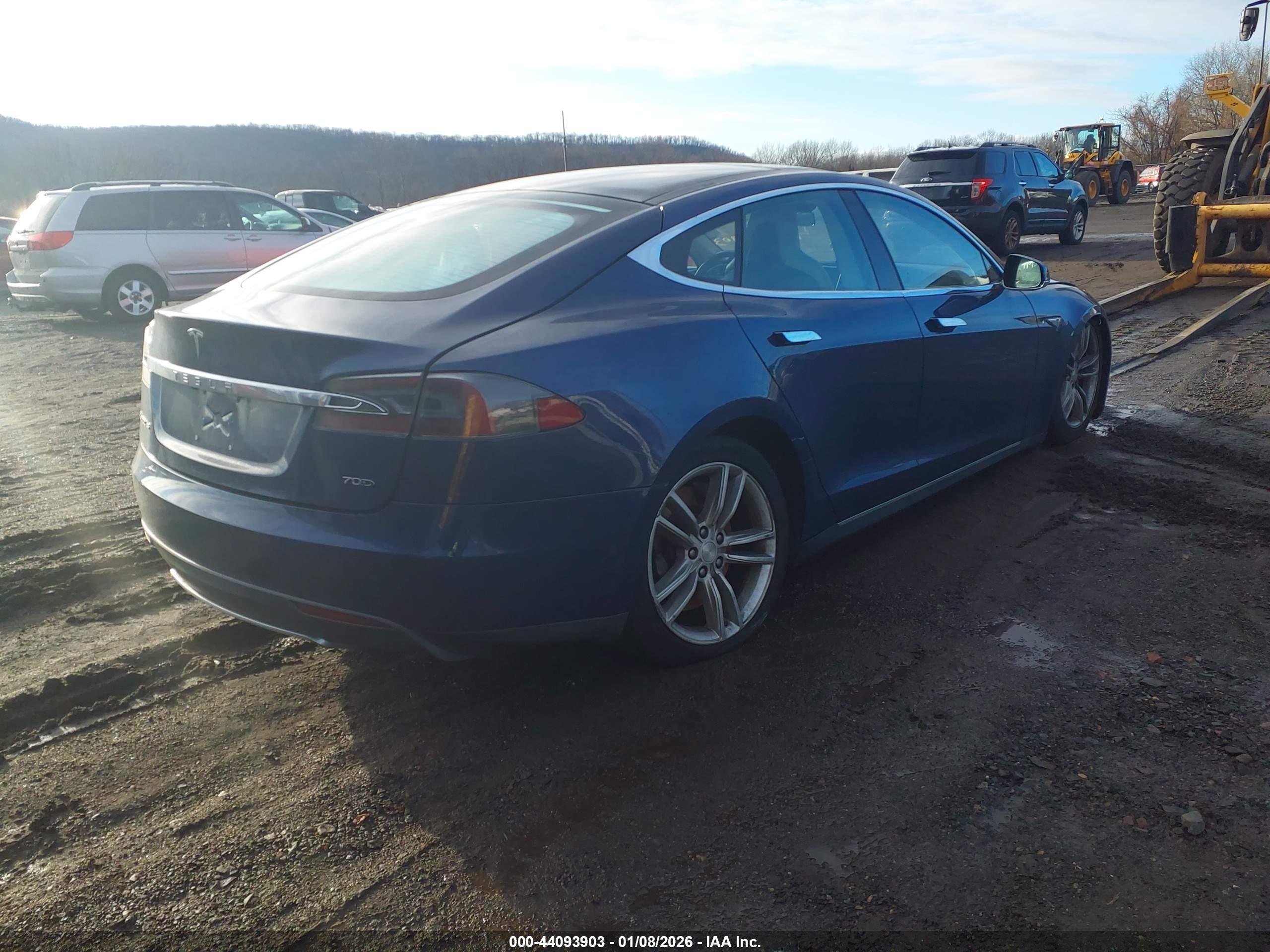 TESLA MODEL image 4
