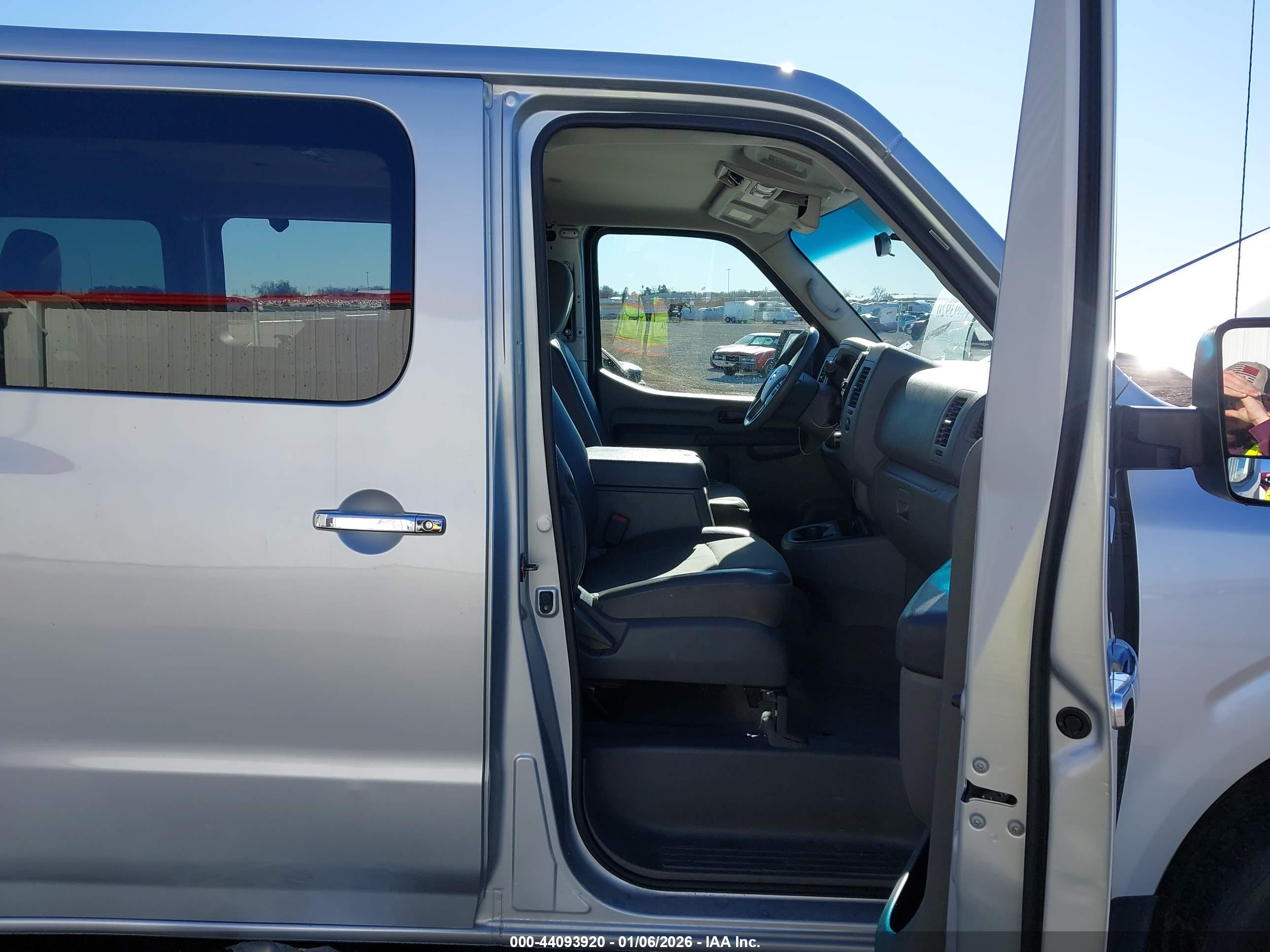 NISSAN NV image 5