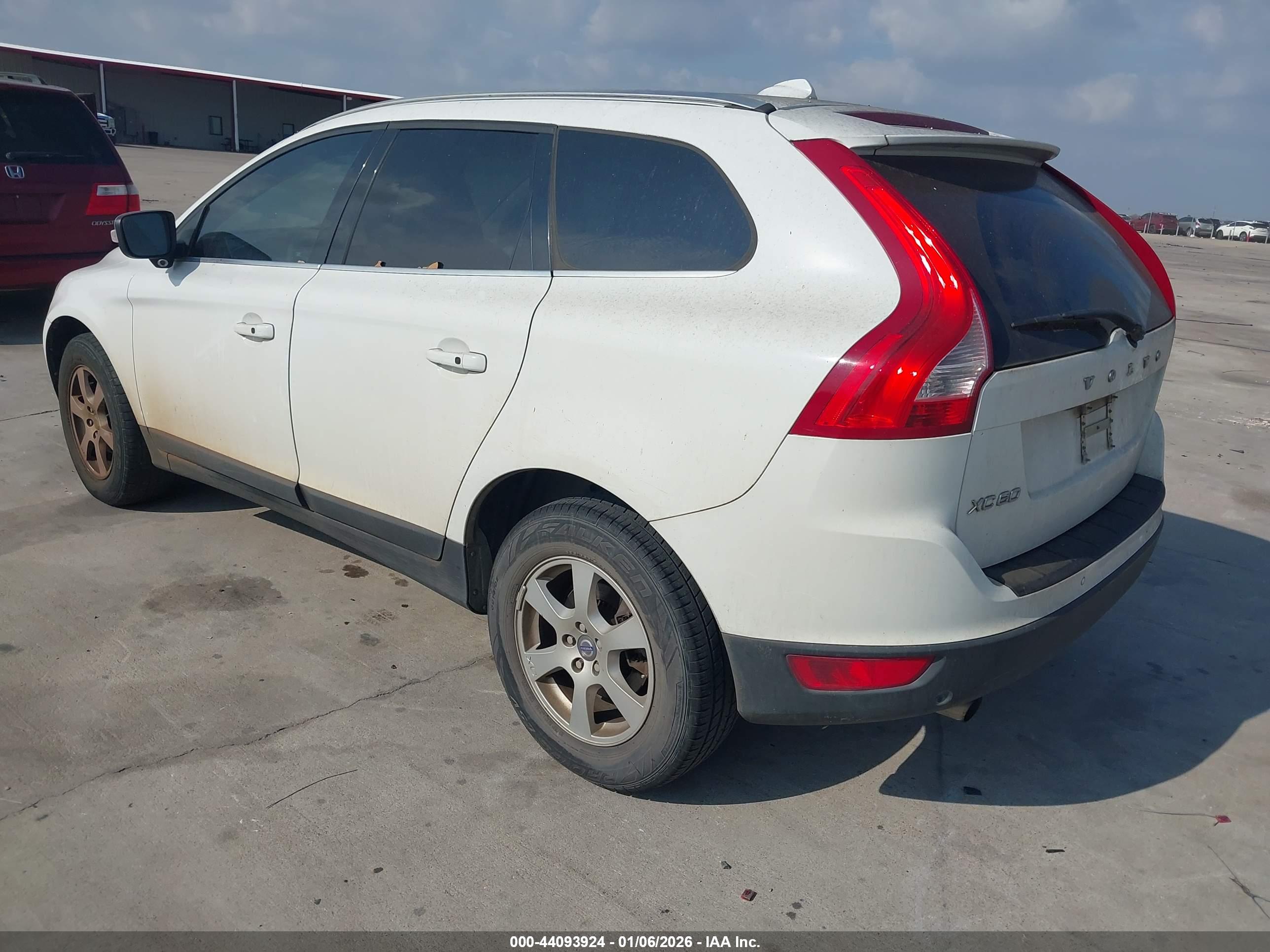 VOLVO XC60 image 3