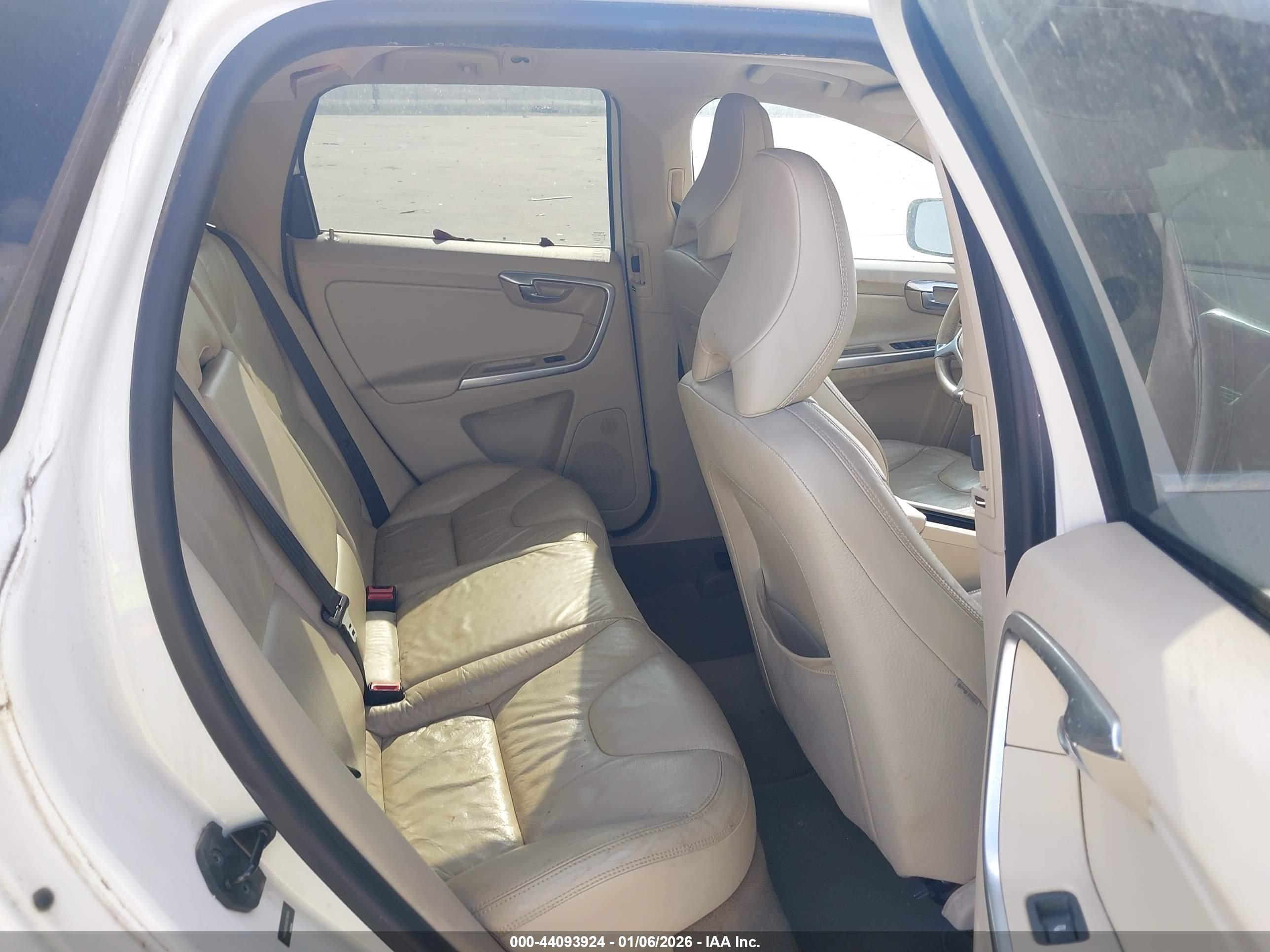 VOLVO XC60 image 8