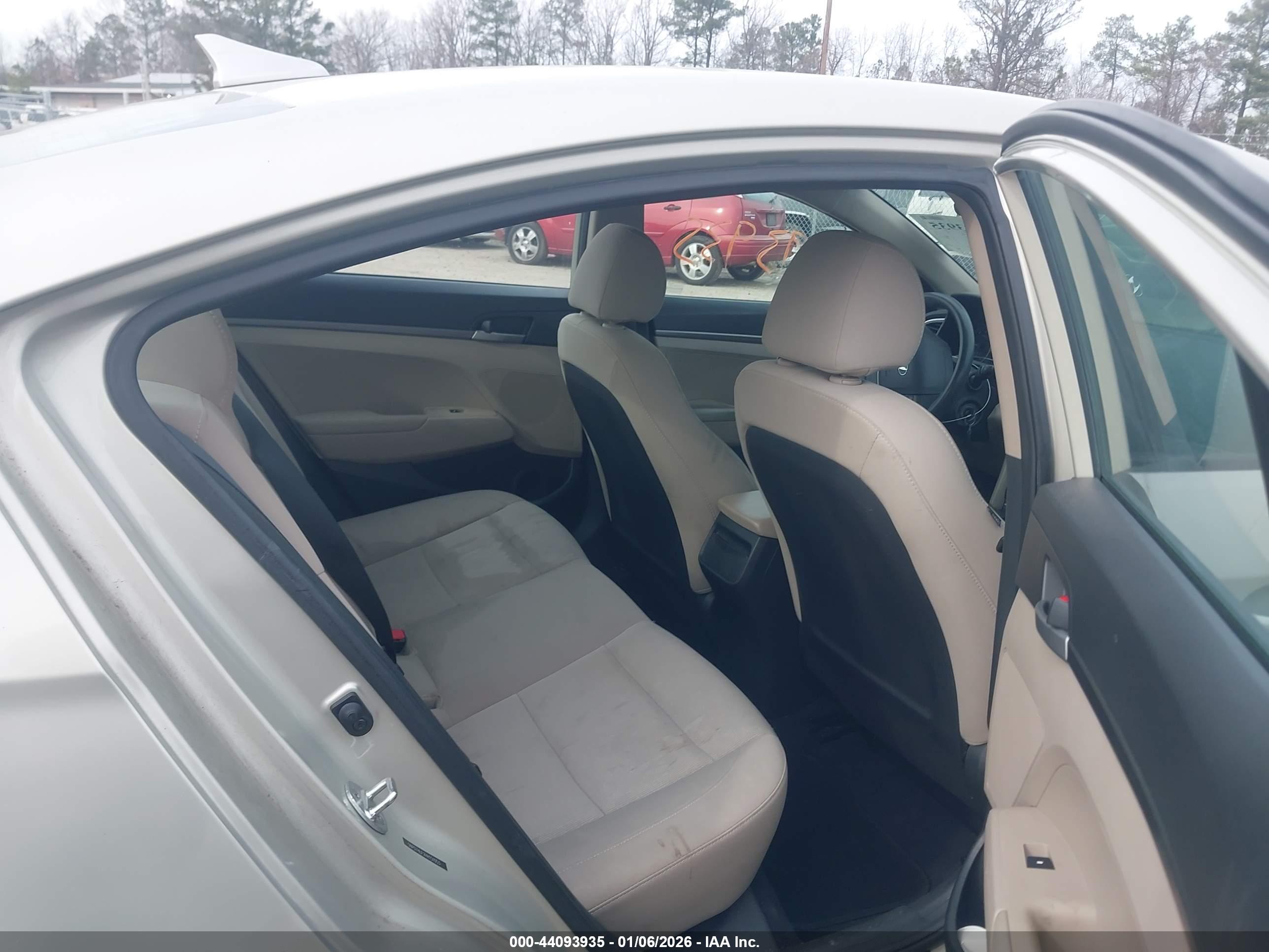 HYUNDAI ELANTRA image 8