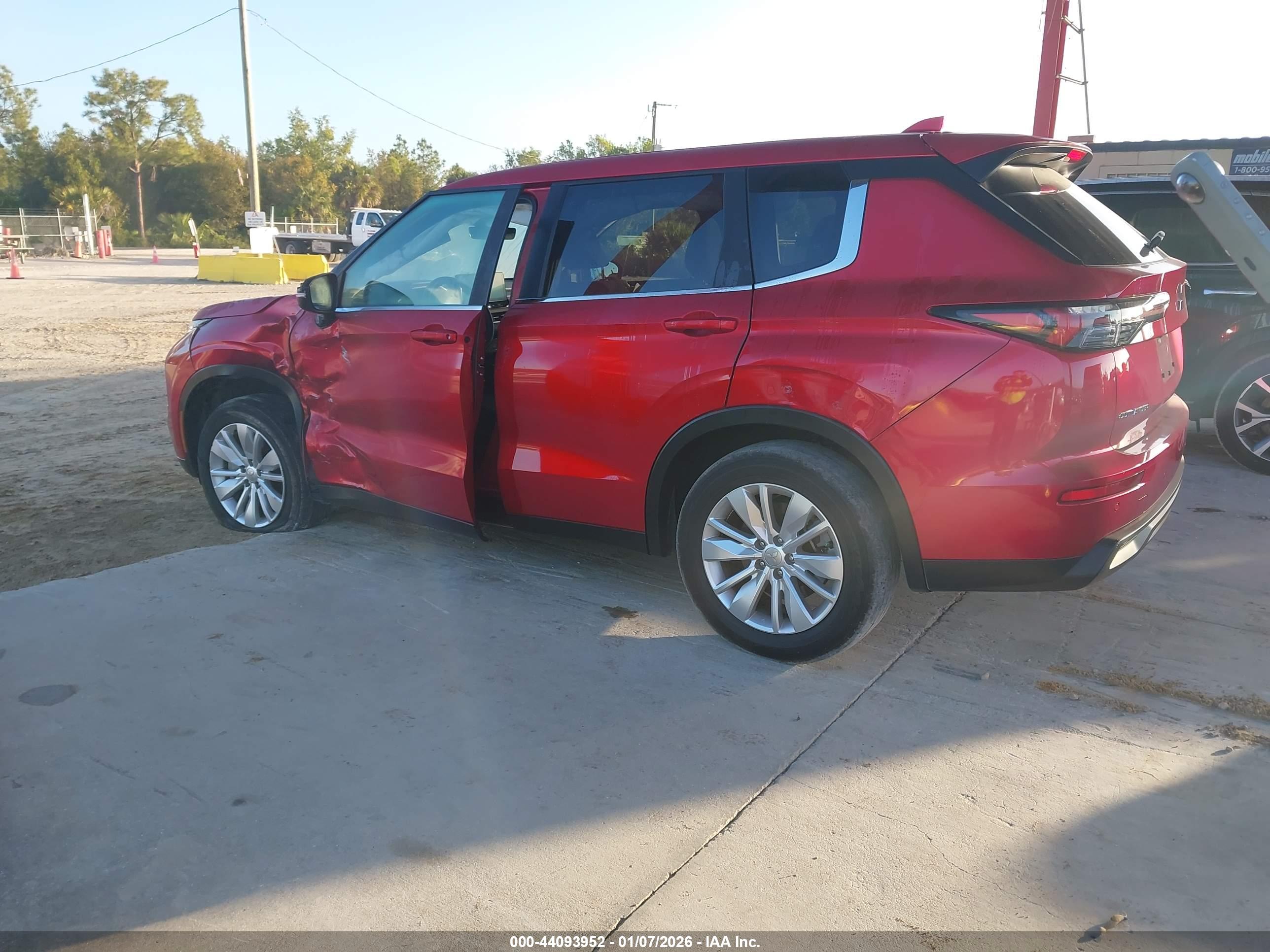 MITSUBISHI OUTLANDER image 3