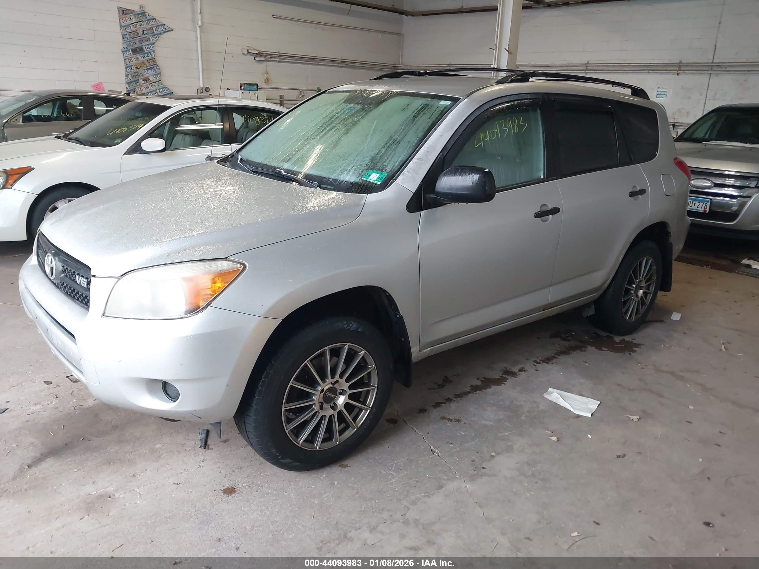 TOYOTA RAV4 image 2