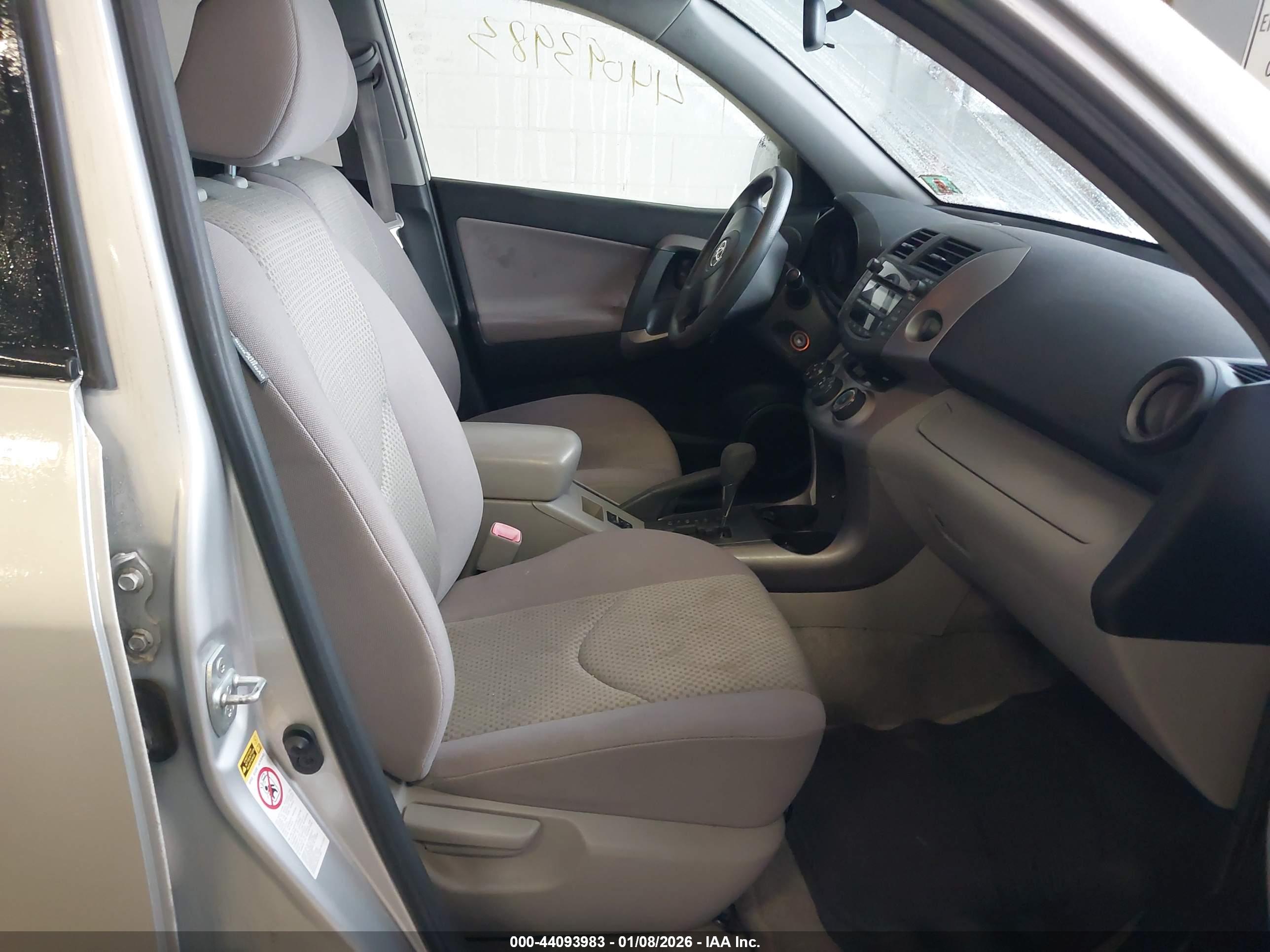 TOYOTA RAV4 image 5