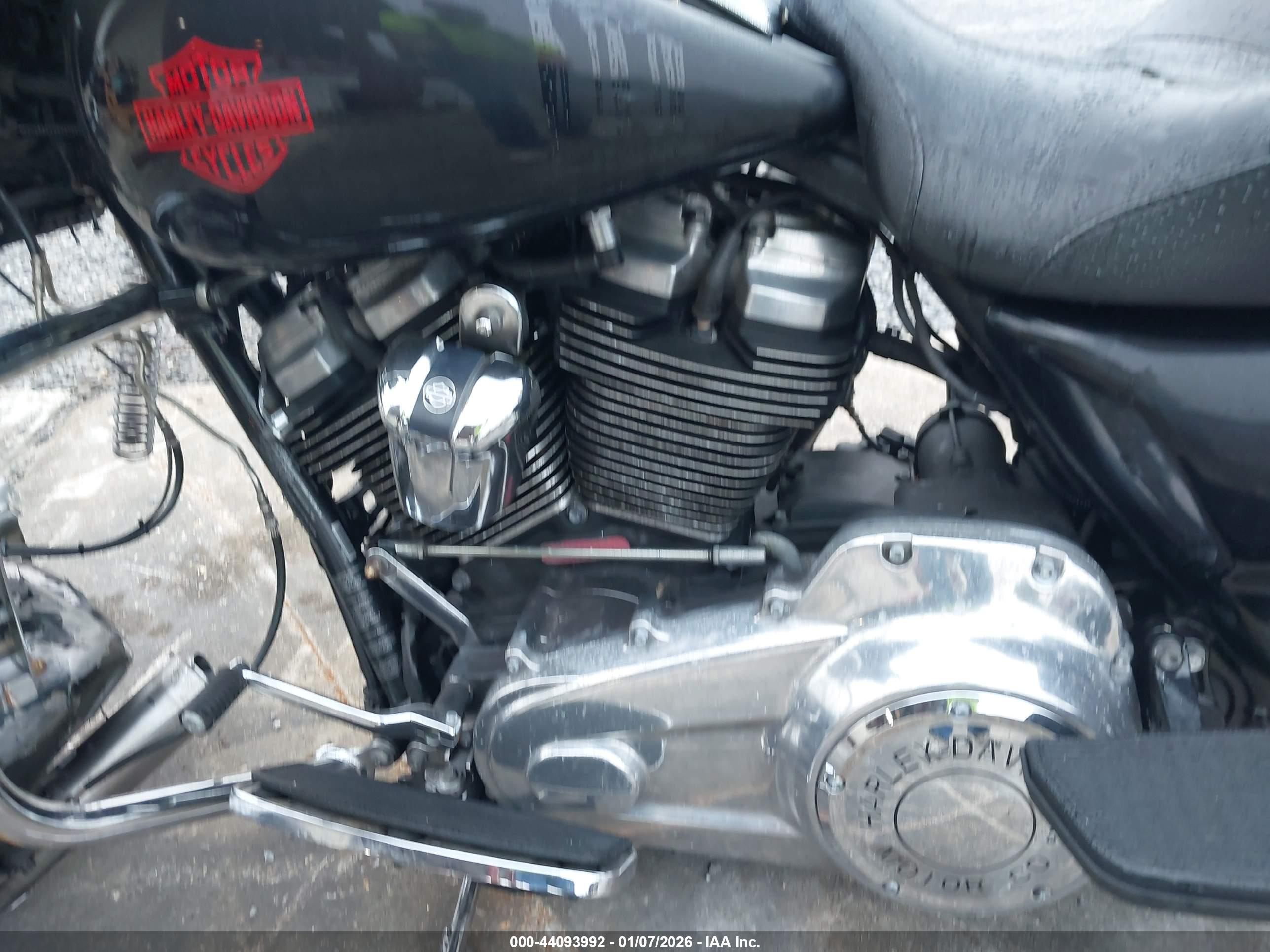 HARLEY-DAVIDSON FLHT image 9
