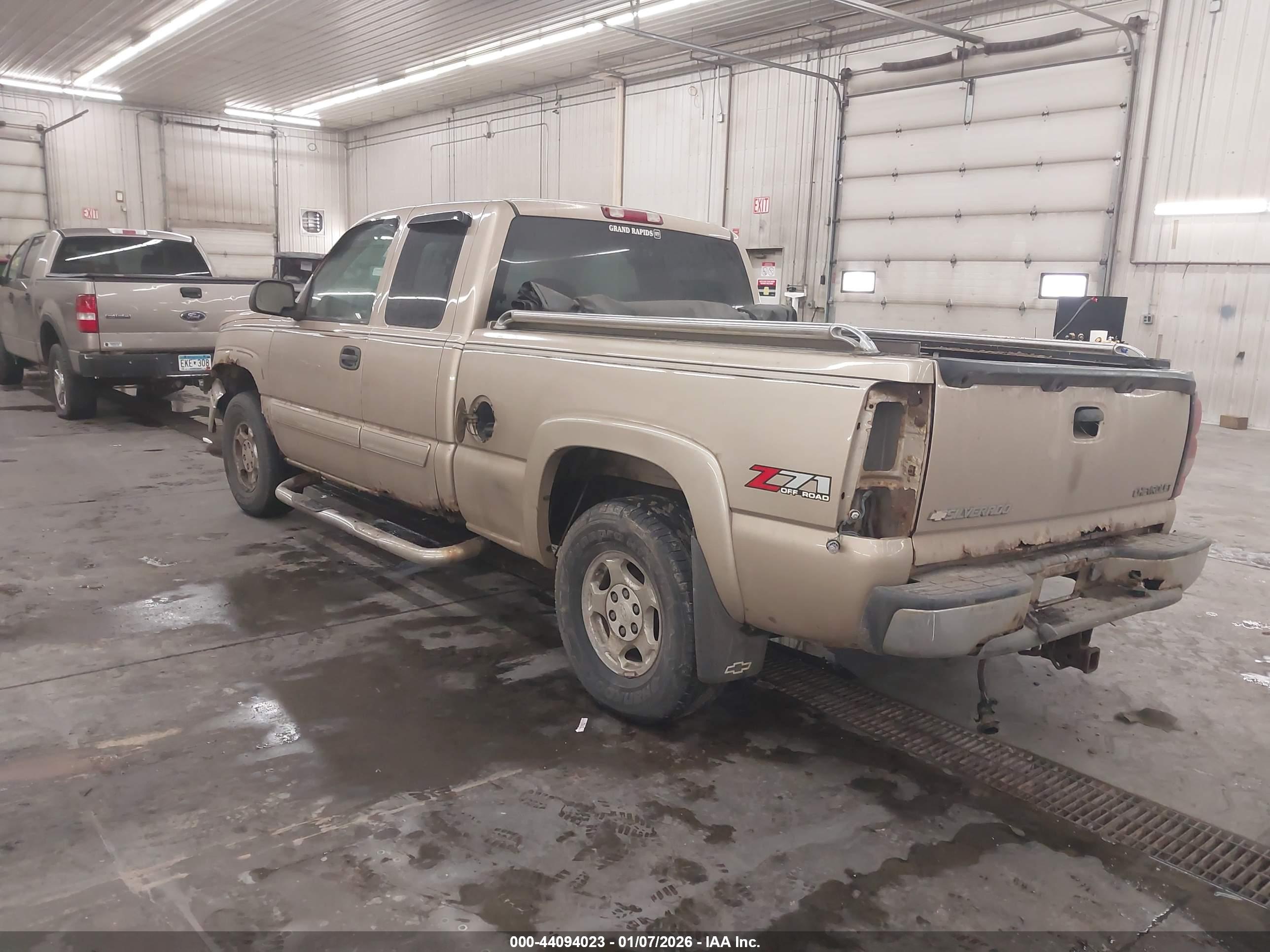 CHEVROLET SILVERADO image 3