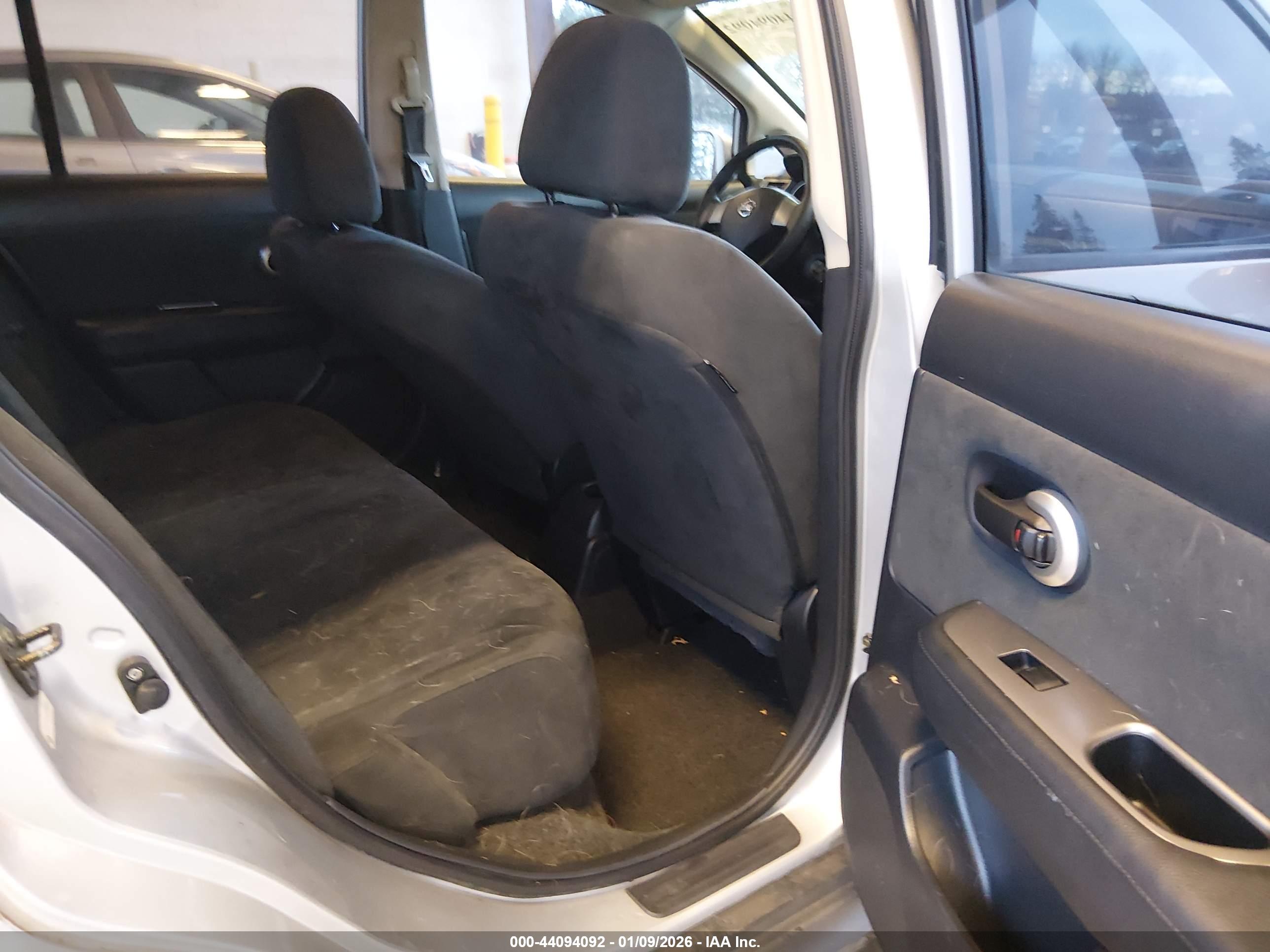 NISSAN VERSA image 8