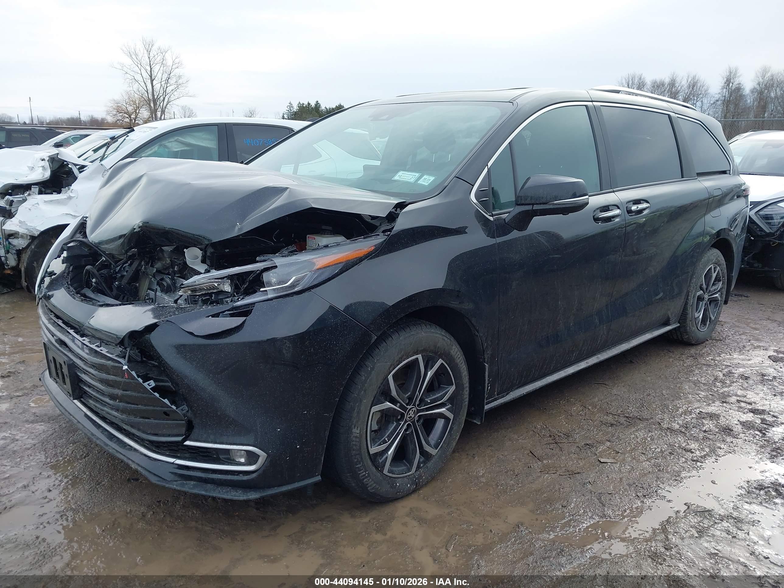 TOYOTA SIENNA image 2