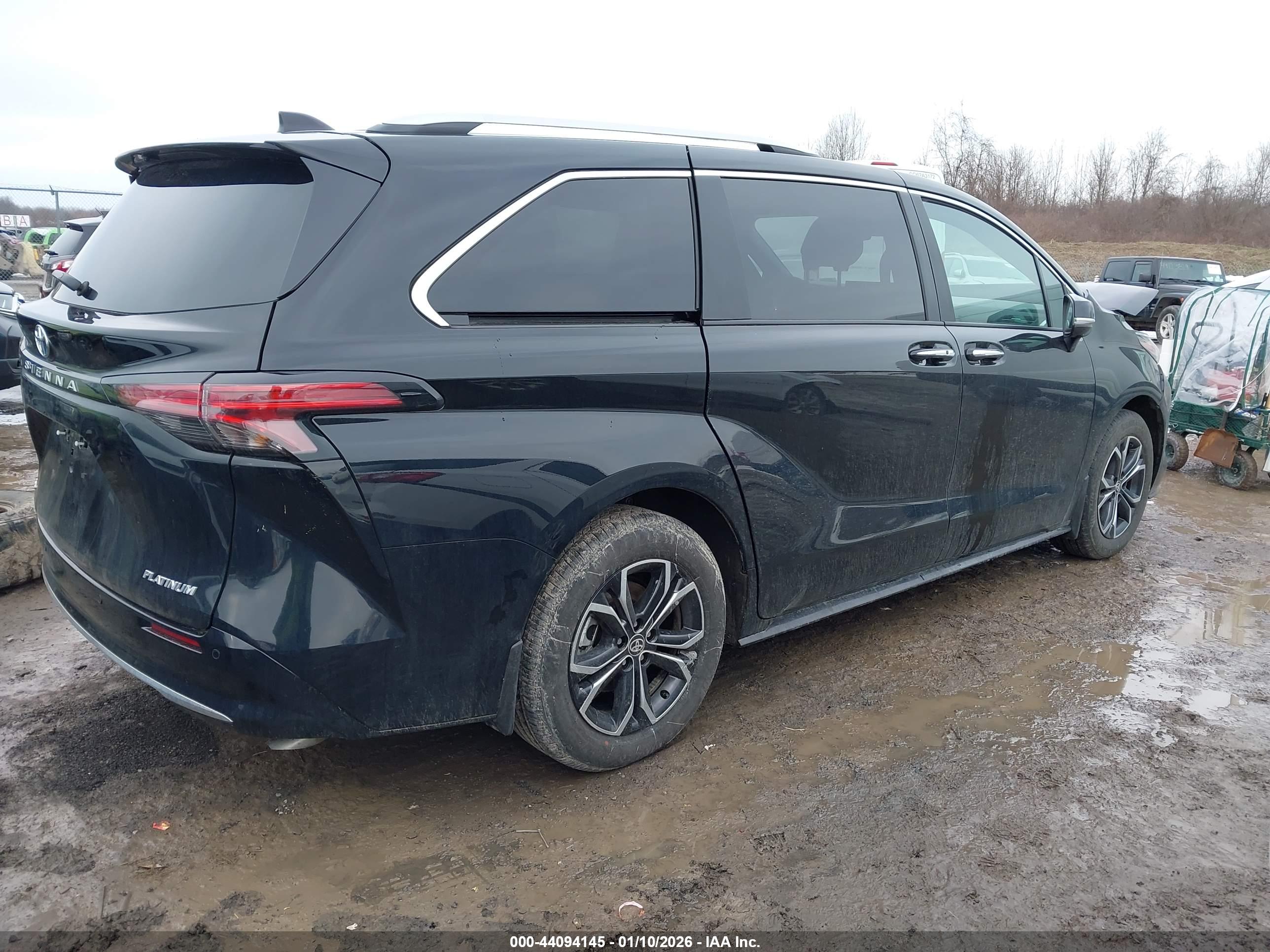 TOYOTA SIENNA image 4