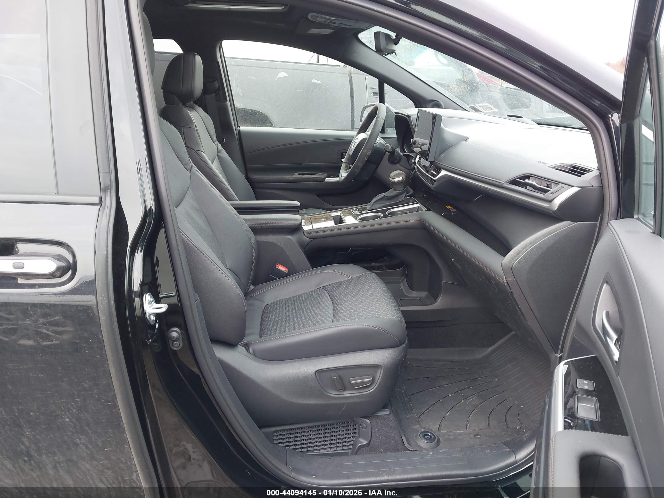 TOYOTA SIENNA image 5
