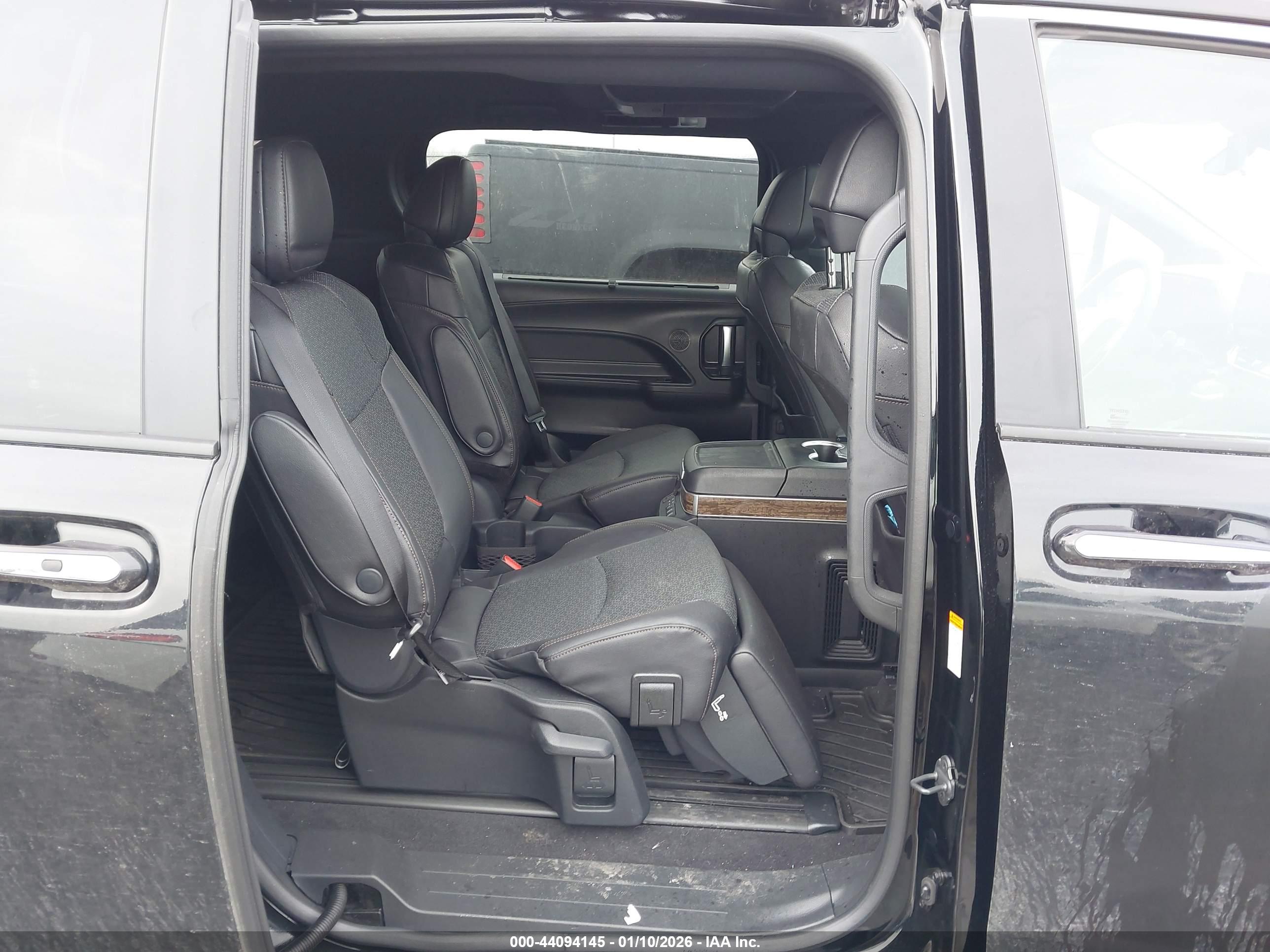 TOYOTA SIENNA image 8